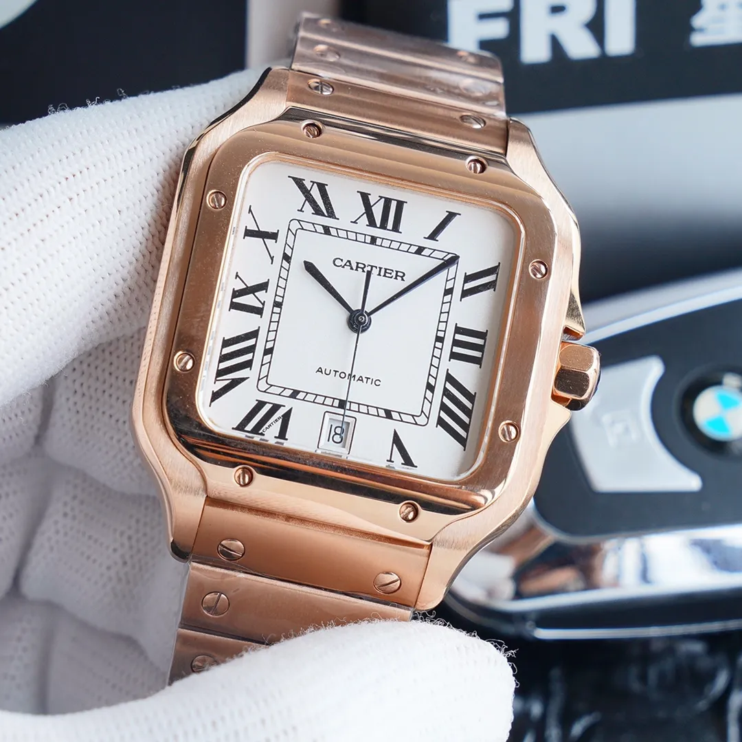 【High-end replica】💰1300! 【Customized all-in-one machine】💰1920! 【Top Replica】💰3700! Cartier's new Santos is a wonderful interpretation of the classic! Authentic mold opening, [Movement] adopts the Swiss 2824 self-winding movement, which is widely respected in the replica industry, with a diameter of 39.8×47.5×9.08, 316L stainless steel strap, sapphire mirror, 200 meters waterproof, top replica! A sincere work to create your own DNA. Welcome friends from all walks of life to taste it! Please look for the exclusive quality, this picture is a top replica real shot!