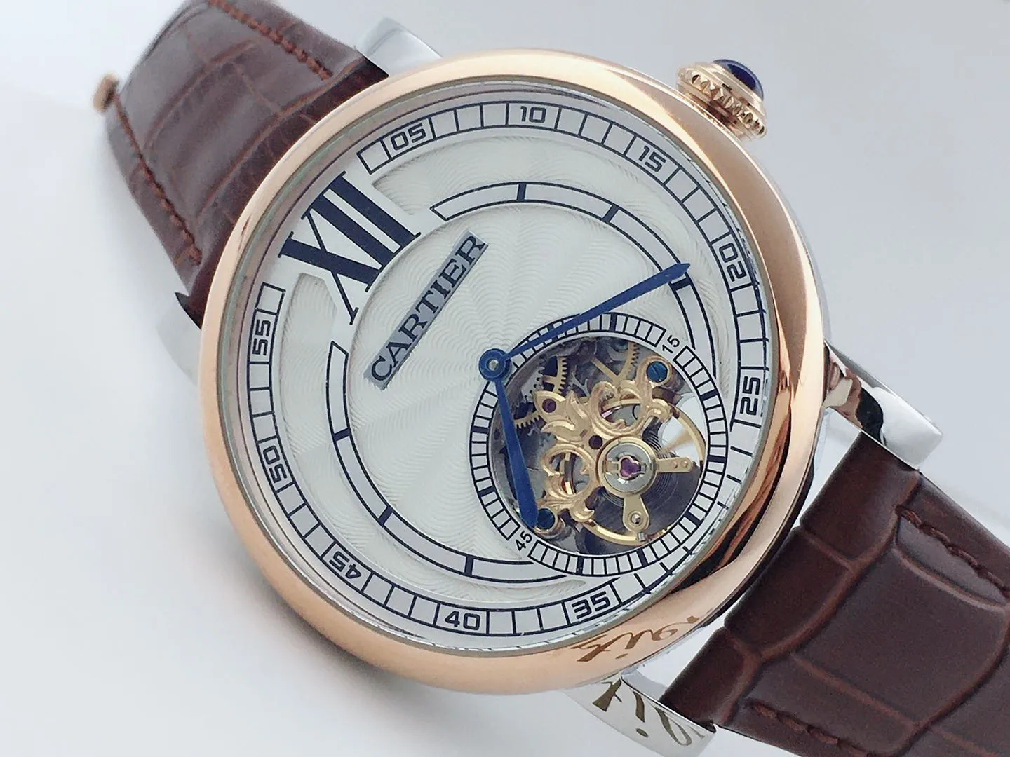 【Foreign Trade Import】💰1240 each! Cartier men's mechanical business casual watch. The enlarged Roman numeral design at 12 o'clock allows people to read the time from a different angle. The exquisite lin pattern dial design contains the most essential and profound charm of men. The stylish hollow dial design allows a clear view of the movement of the movement. The back-through design fully demonstrates the movement of the gears. It records the rhythm of life on the wrist and quietly listens to the pulse of the soul.
