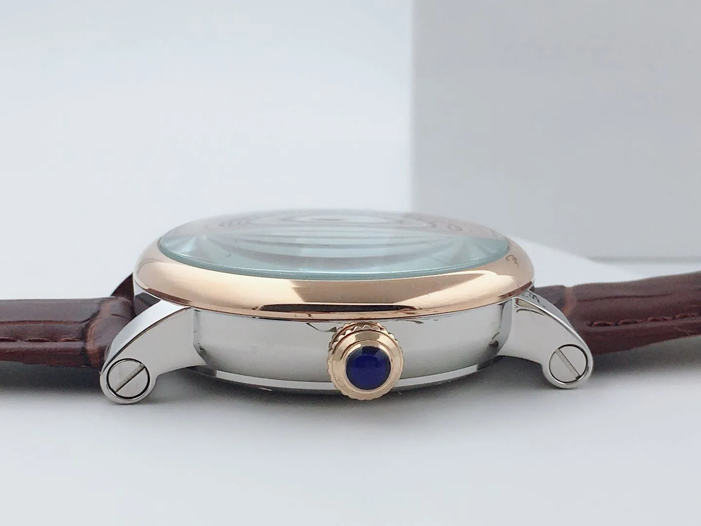【Foreign Trade Import】💰1240 each! Cartier men's mechanical business casual watch. The enlarged Roman numeral design at 12 o'clock allows people to read the time from a different angle. The exquisite lin pattern dial design contains the most essential and profound charm of men. The stylish hollow dial design allows a clear view of the movement of the movement. The back-through design fully demonstrates the movement of the gears. It records the rhythm of life on the wrist and quietly listens to the pulse of the soul.