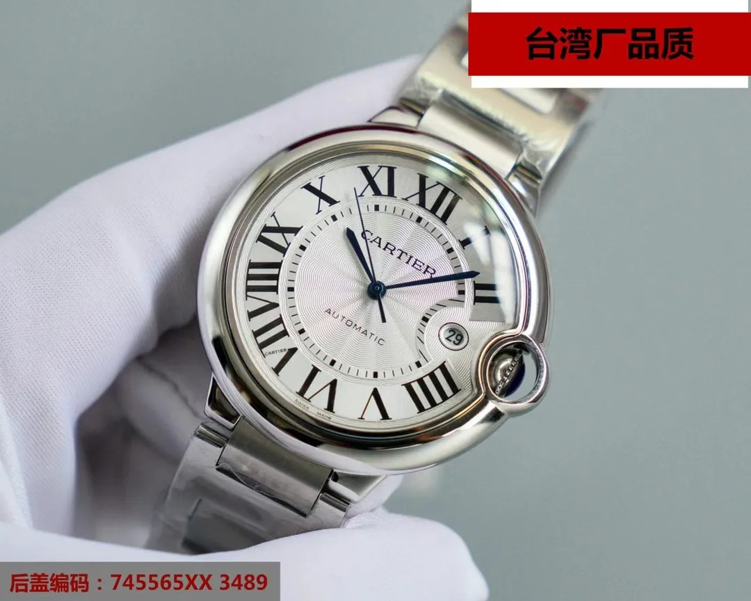 【High-end replica】💰1920! This series of watches is famous for its delicate style and elegant style in the Cartier watchmaking industry. Of course, this watch must have such characteristics. The color of the stainless steel case makes the watch as light as a balloon, and the blue crown seems to have disobediently deviated from the original planned trajectory, like a playful couple. The Roman numerals on the dial look retro and deep, decorated with guilloche patterns and sword-shaped hands. The entire watch gives people a delicate and considerate feel. Isn’t this what couples need? Built-in: Upgraded version of Japanese Citizen modified deck fully automatic mechanical movement. It also has Swiss quartz, water drop (fish eye bubble) sapphire glass mirror, highly waterproof, burnt steel blue pointer color, curvature shape of the crown