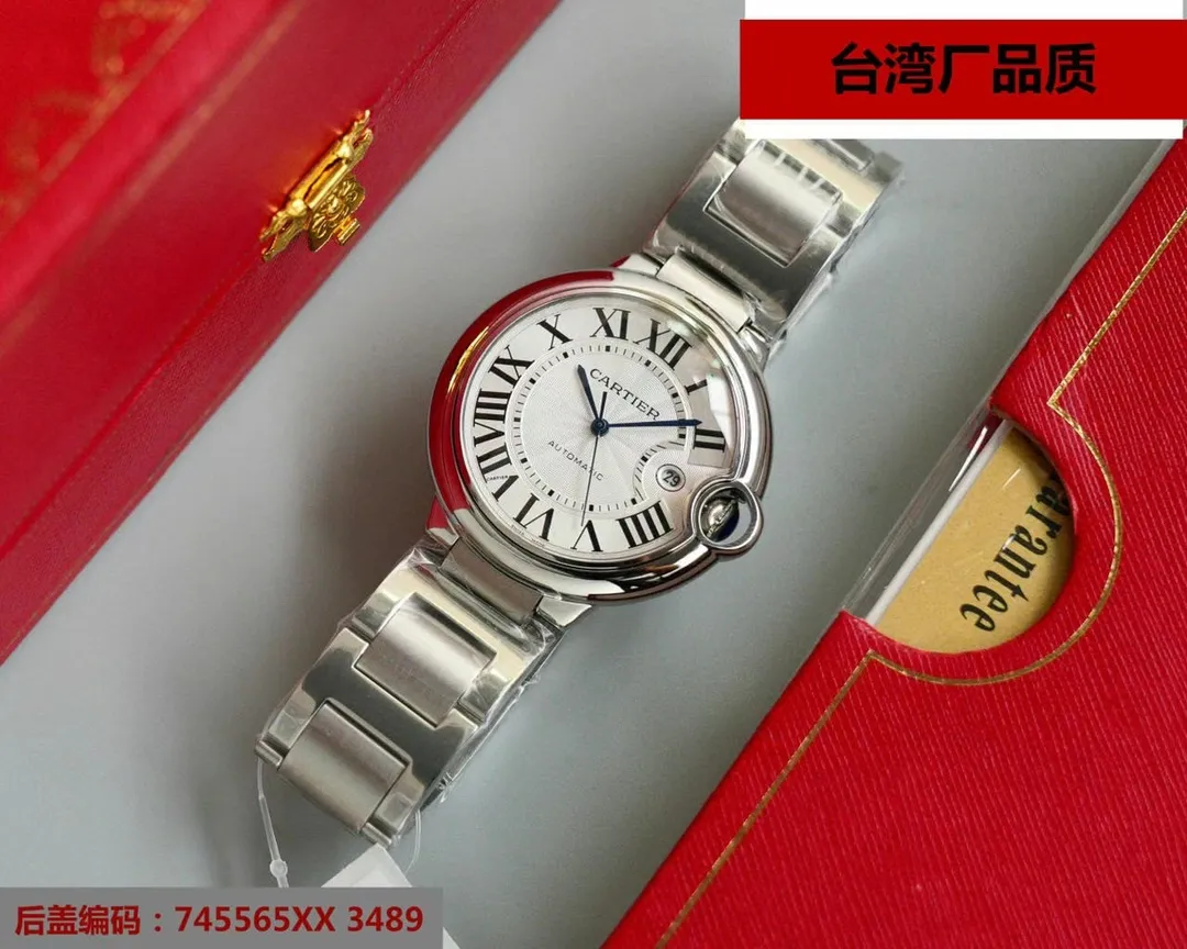 【High-end replica】💰1920! This series of watches is famous for its delicate style and elegant style in the Cartier watchmaking industry. Of course, this watch must have such characteristics. The color of the stainless steel case makes the watch as light as a balloon, and the blue crown seems to have disobediently deviated from the original planned trajectory, like a playful couple. The Roman numerals on the dial look retro and deep, decorated with guilloche patterns and sword-shaped hands. The entire watch gives people a delicate and considerate feel. Isn’t this what couples need? Built-in: Upgraded version of Japanese Citizen modified deck fully automatic mechanical movement. It also has Swiss quartz, water drop (fish eye bubble) sapphire glass mirror, highly waterproof, burnt steel blue pointer color, curvature shape of the crown