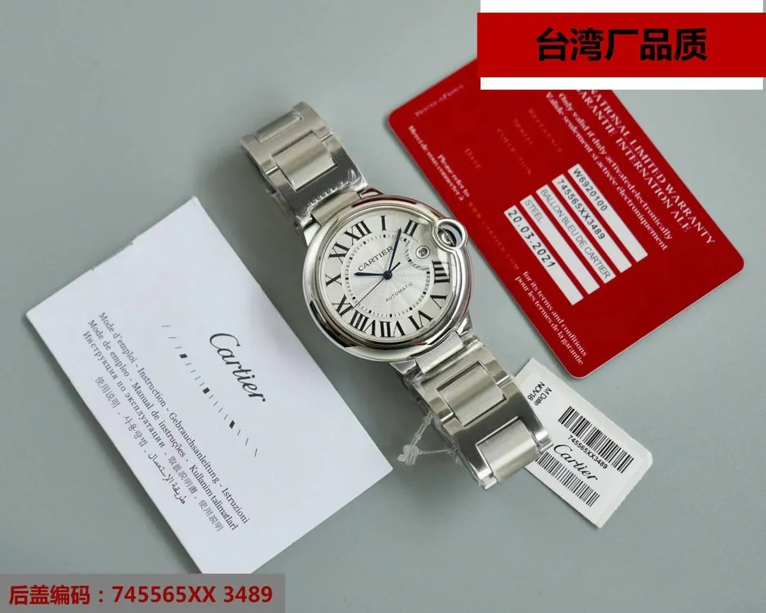 【High-end replica】💰1920! This series of watches is famous for its delicate style and elegant style in the Cartier watchmaking industry. Of course, this watch must have such characteristics. The color of the stainless steel case makes the watch as light as a balloon, and the blue crown seems to have disobediently deviated from the original planned trajectory, like a playful couple. The Roman numerals on the dial look retro and deep, decorated with guilloche patterns and sword-shaped hands. The entire watch gives people a delicate and considerate feel. Isn’t this what couples need? Built-in: Upgraded version of Japanese Citizen modified deck fully automatic mechanical movement. It also has Swiss quartz, water drop (fish eye bubble) sapphire glass mirror, highly waterproof, burnt steel blue pointer color, curvature shape of the crown