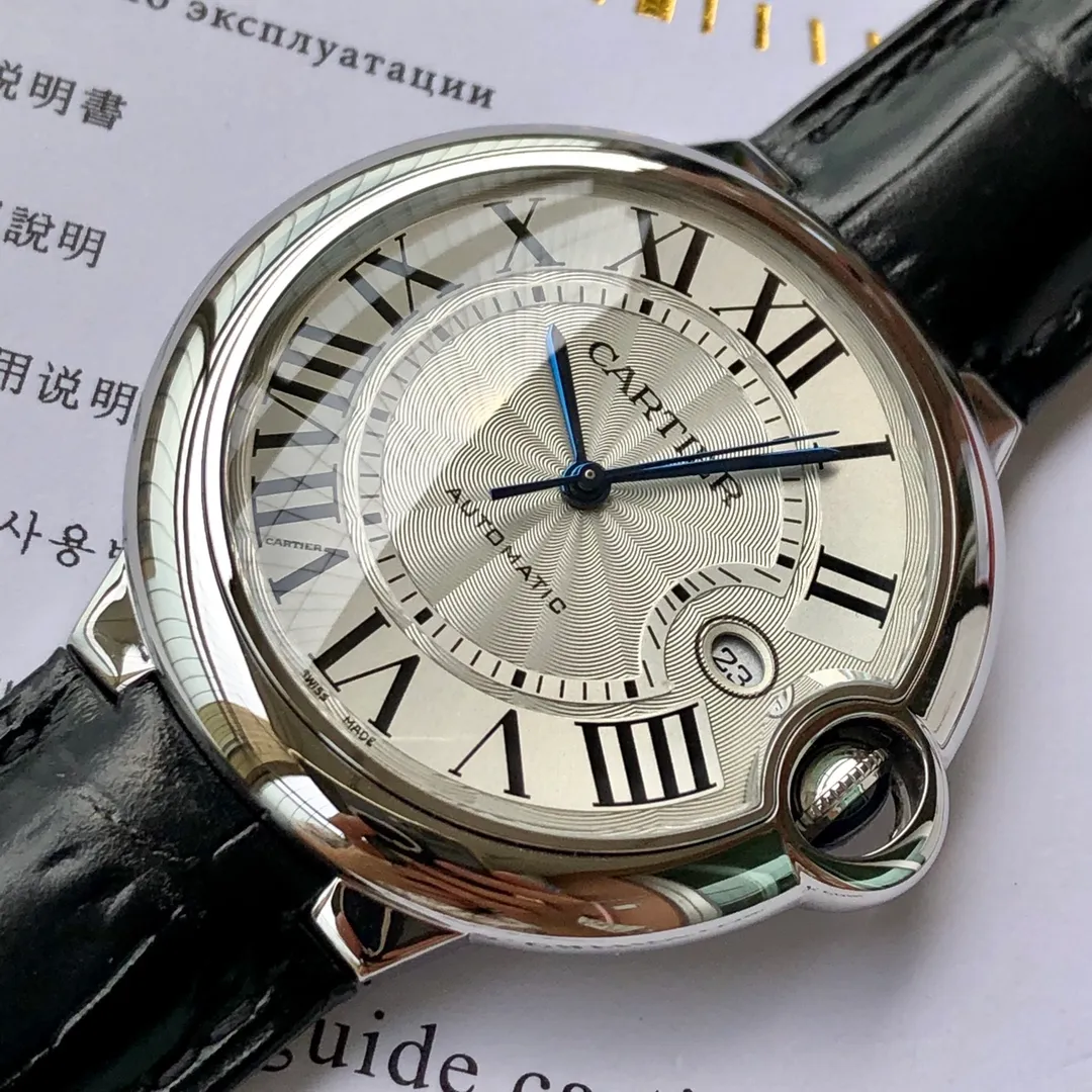 【Top replica】💰2800! CARTIER Cartier Blue Balloon, men's size ~ 42mm, the same shell and strap at the counter, and even every accessory can be interchanged with the genuine product, fully automatic mechanical movement, consistent with the counter, each piece has an independent identification number, double-shaped sapphire crystal fish-eye glass, high-definition sun pattern silver-plated panel, burnt steel blue needle quenched at 1600 degrees Celsius, drum-shaped head gems are fully penetrated by blue light, and are truly perfect in every detail!