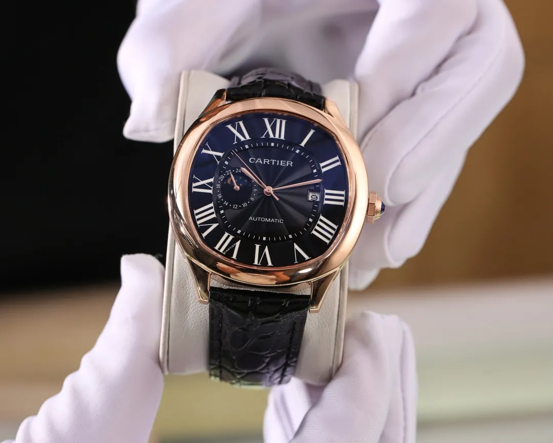 [Foreign trade import]💰1480 Cartier (top quality, outstanding debut)🎉🎉 [Type]: Fine men's watch (top) exquisite quality [Strap]: Genuine leather strap (durable) [Movement]: Top mechanical movement (stable) [Material]: Mineral super strong mirror (wear-resistant) Exquisite quality Generous style Excellent temperament Wisdom and exclusivity [Size]: 41mm diameter and 12mm thick Hot sale on the market! Welcome to reprint!