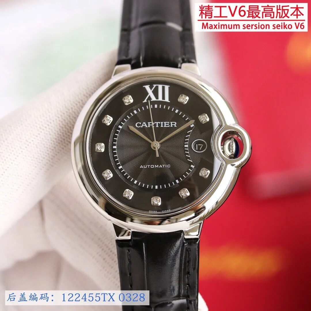 【High-end replica】💰1160! 【Customized all-in-one machine】💰1920! 【Top Replica】💰Private chat! Cartier Blue Balloon series, this series of watches is famous for its delicate style and elegant style in Cartier watchmaking industry. Of course, this watch must have such characteristics. The color of the stainless steel case makes the watch as light as a balloon, and the blue crown seems to have disobediently deviated from the original planned trajectory, like a playful couple. The Roman numerals on the dial look retro and deep, decorated with guilloche patterns and sword-shaped hands. The entire watch gives people a delicate and thoughtful feel. Isn’t this what couples need? Built-in: Japanese Citizen fully automatic machine, water drop (fish-eye bubble) sapphire glass mirror, highly waterproof, burnt steel blue pointer color, head curvature, men's mechanical 42mm, 36mm, 33mm quartz 42mm, 36mm, 33mm, 28mm Seiko V6 version, constantly producing high-quality products