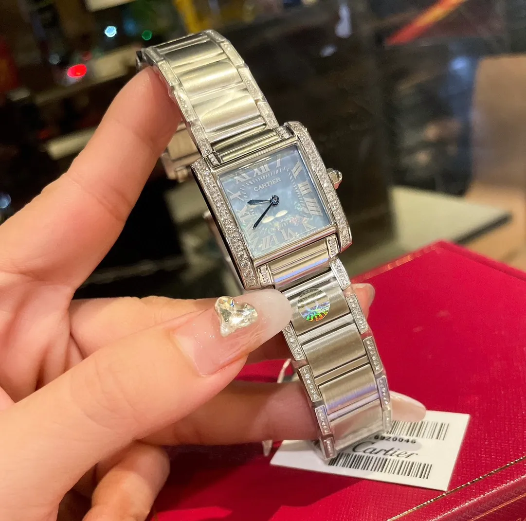 【High-end replica】💰1500! The French Tank series launched by Cartier in 1996, the case and strap are integrated into one design, making it the ultimate development of Cartier watch design. The jagged strap joints of its metal strap vividly represent the feeling of tank tracks, making this tank-inspired watch even more worthy of its name. The watch is exquisite and compact, very suitable for professional women to wear. French tank size: Small 25×20mm Medium 30×25mm
