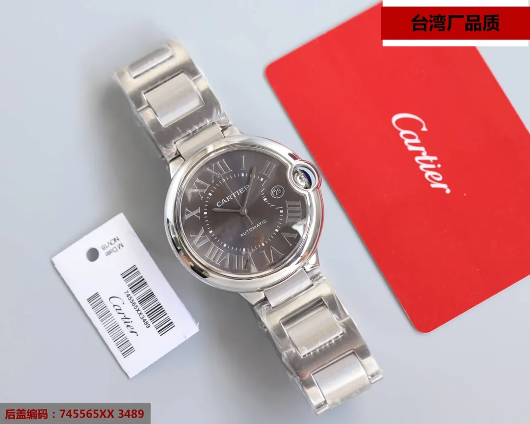 Taiwan factory blue balloon V12 version, 42 size 8215 Japanese machine, (look for the bottom cover code 745565xx3489), this series of watches is famous for its delicate style and elegant style in the Cartier watchmaking industry. Of course, this watch must have such characteristics. The color of the stainless steel case makes the watch as light as a balloon, and the blue crown seems to have disobediently deviated from the original planned trajectory, like a playful couple. The Roman numerals on the dial look retro and deep, decorated with guilloche patterns and sword-shaped hands. The entire watch gives people a delicate and considerate feel. Isn’t this what couples need? Built-in: Japan's Citizen fully automatic machine, also with Swiss quartz, water drop (fish eye bubble) sapphire glass mirror, highly waterproof, burnt steel blue pointer color, curvature shape of the crown