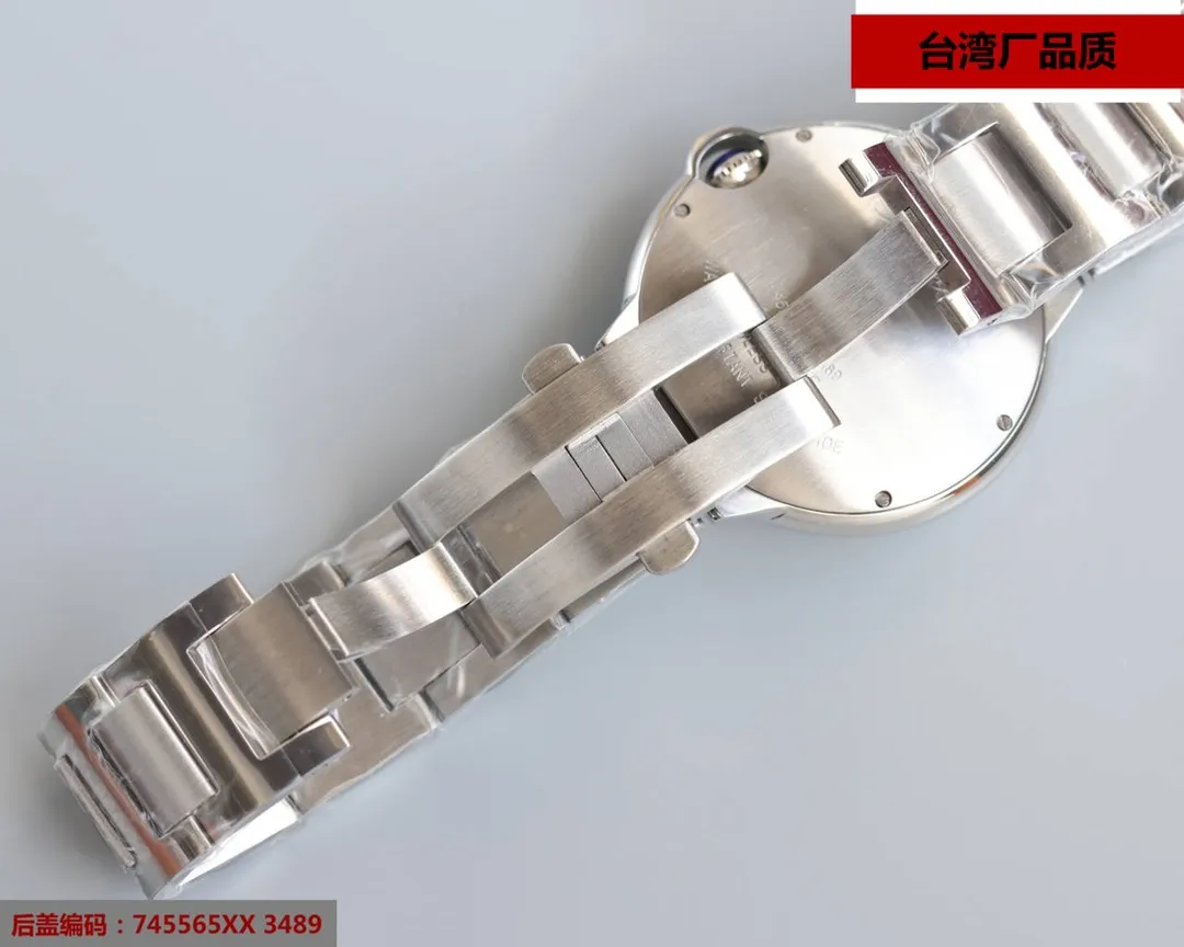Taiwan factory blue balloon V12 version, 42 size 8215 Japanese machine, (look for the bottom cover code 745565xx3489), this series of watches is famous for its delicate style and elegant style in the Cartier watchmaking industry. Of course, this watch must have such characteristics. The color of the stainless steel case makes the watch as light as a balloon, and the blue crown seems to have disobediently deviated from the original planned trajectory, like a playful couple. The Roman numerals on the dial look retro and deep, decorated with guilloche patterns and sword-shaped hands. The entire watch gives people a delicate and considerate feel. Isn’t this what couples need? Built-in: Japan's Citizen fully automatic machine, also with Swiss quartz, water drop (fish eye bubble) sapphire glass mirror, highly waterproof, burnt steel blue pointer color, curvature shape of the crown