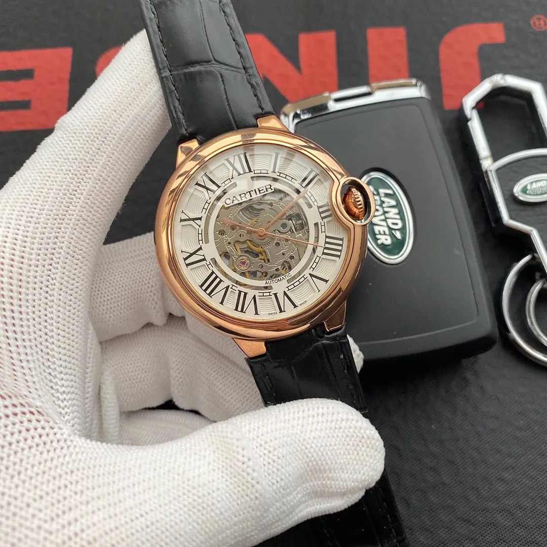 [Foreign trade import]💰1240 Cartier🔥Best design🔥Exclusive debut🔥 [Type]: Fine men's watch [Strap]: Genuine leather strap [Movement]: High-end fully automatic mechanical movement [Mirror]: Mineral strengthened glass (higher definition) Elegant taste Vast atmosphere Ingenuity A treasure for the wrist Size: 42mm diameter 12mm thick Hot sale on the market! Welcome to reprint!