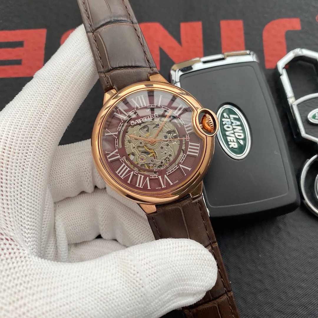 [Foreign trade import]💰1240 Cartier🔥Best design🔥Exclusive debut🔥 [Type]: Fine men's watch [Strap]: Genuine leather strap [Movement]: High-end fully automatic mechanical movement [Mirror]: Mineral strengthened glass (higher definition) Elegant taste Vast atmosphere Ingenuity A treasure for the wrist Size: 42mm diameter 12mm thick Hot sale on the market! Welcome to reprint!