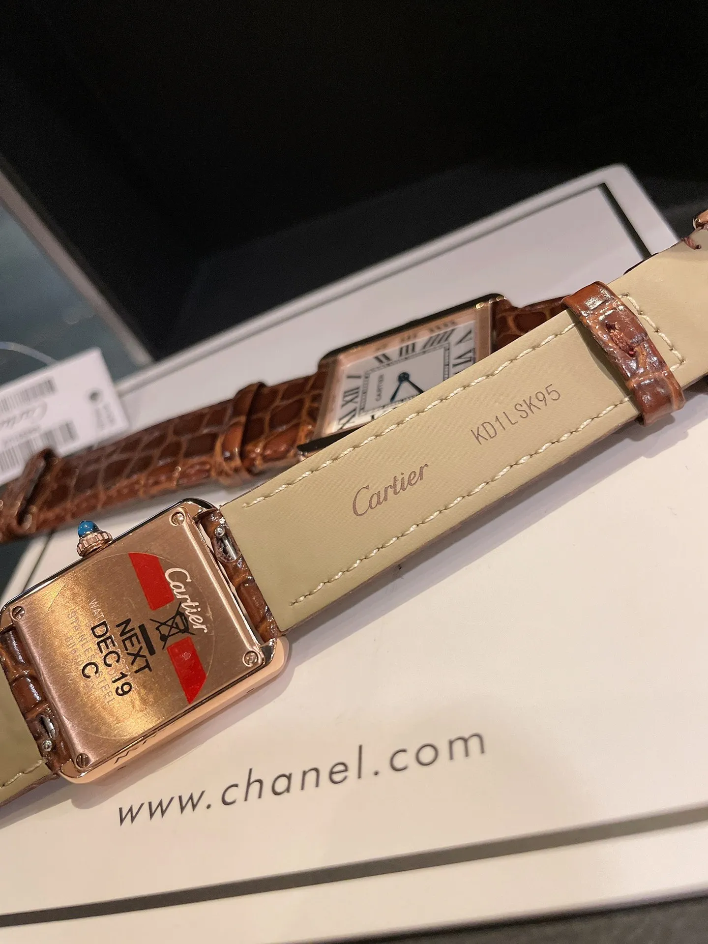 【High-end replica】💰1080 one! Cartier tank series retro watch TANK tank series! The lettering adopts three-dimensional protrusion, 316L stainless steel version, couple watch, imported Swiss movement, three codes in one. Medium size 27MMX34MM, small size 24MMX31MM. The details are polished, the color of the hands, the curvature of the handle, the original pebbled leather belt, the original stainless steel belt, with sticker code, color distribution: white shell, gold shell, rose gold shell, strap colors are complete! Imported Swiss movement, Sapphire TankSolo’s ingenuity is worth owning!