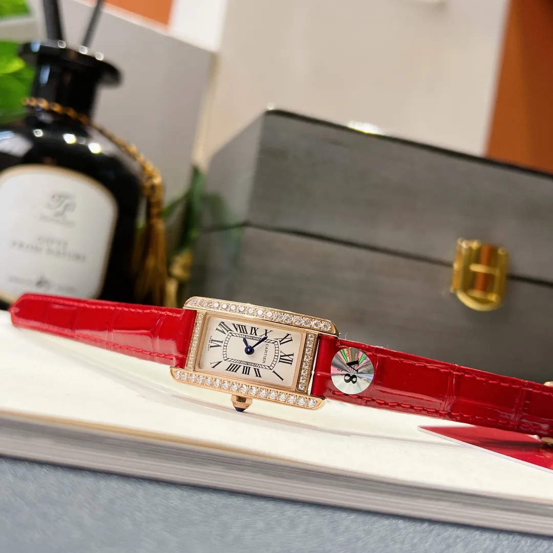【High-end replica】💰1240! Taiwan factory Cartier Tank series-💗Cartier Tank Américaine watch, small model, three sizes in one. It adopts sapphire crystal mirror and Swiss quartz movement. Original open mold, stainless steel case, octagonal crown, set with a synthetic blue spinel, silver-plated dial, sword-shaped blue steel hands, with original smooth folding clasp, made of imported multi-color pebbled calfskin. The large and elegant watch is favored by experts. Case dimensions: 34.80 x 19.00 mm.