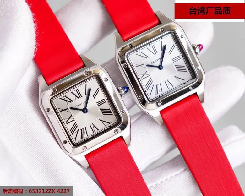 【Customized all-in-one machine】💰1720! Cartier Dumont series belt watch is a true one-to-one replica. We use a more film-resistant fine steel version. Material: top-grade 904 steel. The size and details are synchronized with the counter. Literally: porcelain molding on the steel bottom, clear and clean. Pointer: Blue needle on the grill rod, which will never change color. Mirror surface: Micro-arched sapphire glass, concave and convex, crystal clear, cut-resistant and wear-resistant. Imported cowhide strap! Medium size 31, small size 27,