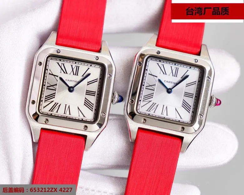 【Customized all-in-one machine】💰1720! Cartier Dumont series belt watch is a true one-to-one replica. We use a more film-resistant fine steel version. Material: top-grade 904 steel. The size and details are synchronized with the counter. Literally: porcelain molding on the steel bottom, clear and clean. Pointer: Blue needle on the grill rod, which will never change color. Mirror surface: Micro-arched sapphire glass, concave and convex, crystal clear, cut-resistant and wear-resistant. Imported cowhide strap! Medium size 31, small size 27,