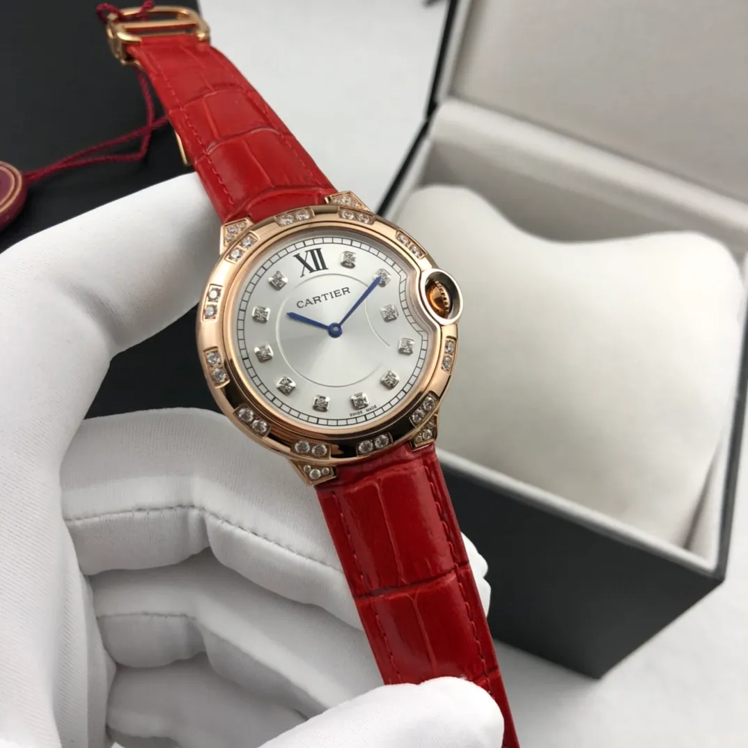 【Foreign trade import】💰840! Cartier - [CARTIER Blue Balloon Series Goddess Watch is very popular among goddesses. The 316L stainless steel case is inlaid with Czech high-shine diamonds. The clean Roman and diamond stud brushed metal dial shows a simple temperament. The imported quartz movement, the latest and most pink color is super white, and the appearance and temperament are amazing! Original folding clasp, size: 36mm
