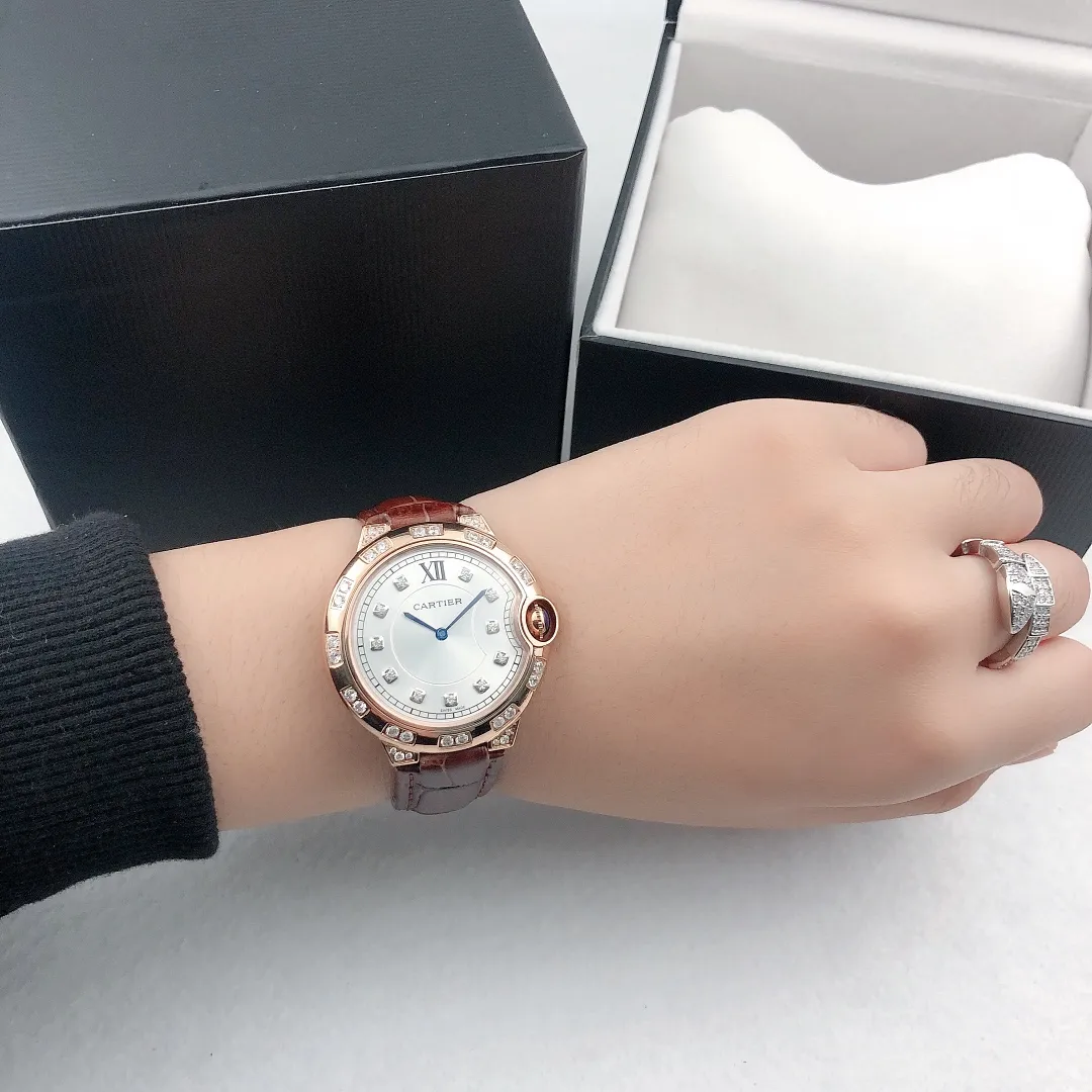 【Foreign trade import】💰840! Cartier - [CARTIER Blue Balloon Series Goddess Watch is very popular among goddesses. The 316L stainless steel case is inlaid with Czech high-shine diamonds. The clean Roman and diamond stud brushed metal dial shows a simple temperament. The imported quartz movement, the latest and most pink color is super white, and the appearance and temperament are amazing! Original folding clasp, size: 36mm