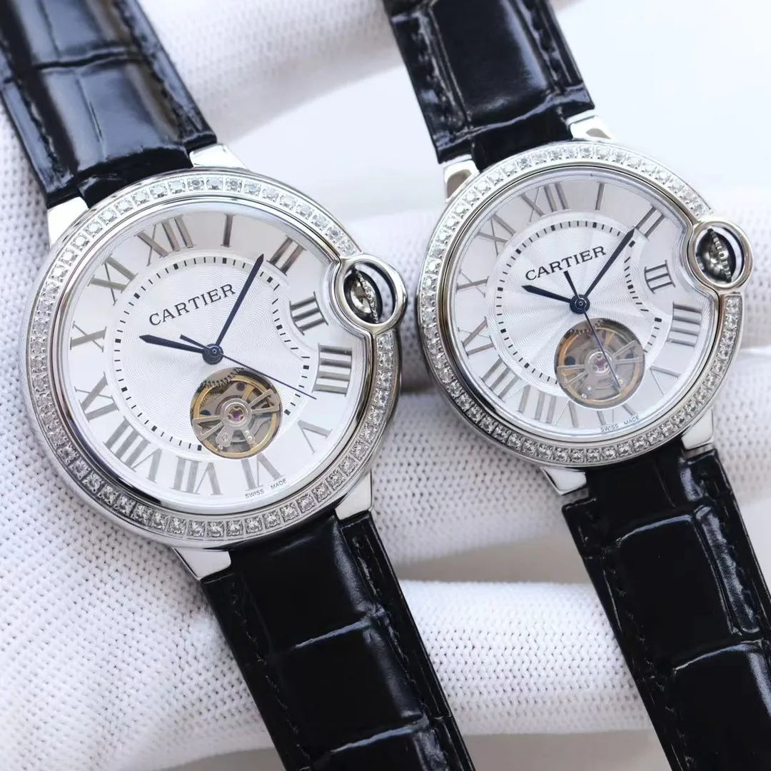 【Top replica】💰2560 each! Cartier's latest watch tourbillon for couples on the entire network: size 42mm36mm Cartier-Cartier Blue Balloon Flywheel Series 🎈 fisheye sapphire mirror) best-selling white Roman nail dial reveals fashionable beauty. The operation of the movement flywheel is clear at a glance, showing nobility and luxury. Water droplets: fish-eye bubble double sapphire mirror) (made of 316 fine steel) (steel blue sword-shaped pointer) 316 steel belt with original buckle type, Italian imported cowhide/316L stainless steel strap that perfectly blends classicity and innovation, please look for exclusive quality