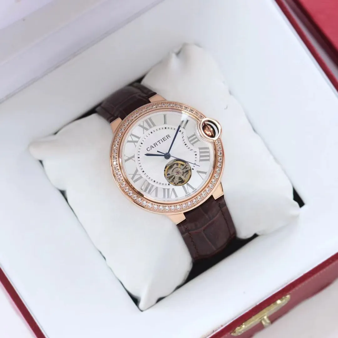 【Top replica】💰2560 each! Cartier's latest watch tourbillon for couples on the entire network: size 42mm36mm Cartier-Cartier Blue Balloon Flywheel Series 🎈 fisheye sapphire mirror) best-selling white Roman nail dial reveals fashionable beauty. The operation of the movement flywheel is clear at a glance, showing nobility and luxury. Water droplets: fish-eye bubble double sapphire mirror) (made of 316 fine steel) (steel blue sword-shaped pointer) 316 steel belt with original buckle type, Italian imported cowhide/316L stainless steel strap that perfectly blends classicity and innovation, please look for exclusive quality