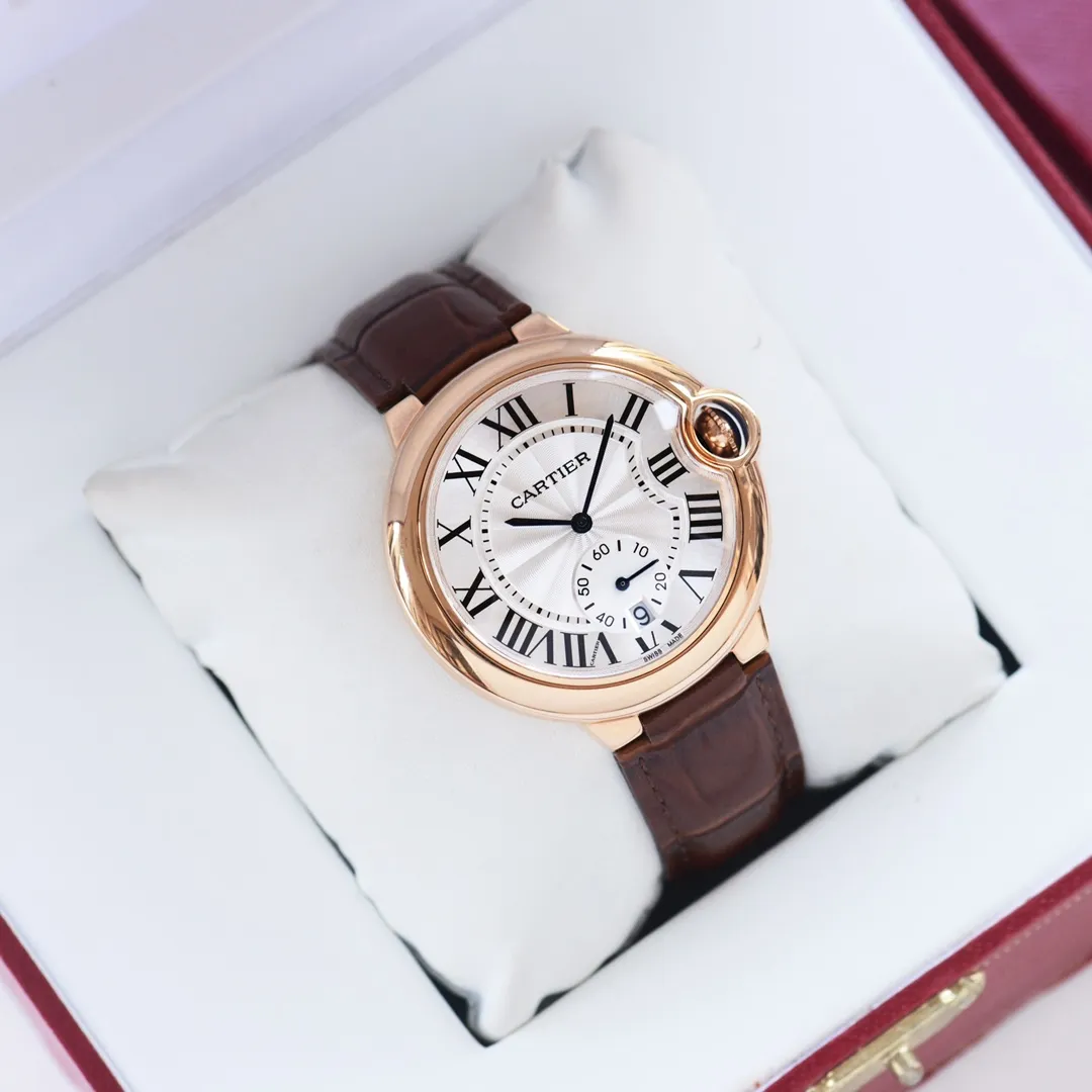 【Customized all-in-one machine】💰1720! Three sizes in one produced by Taiwan factory, size 33mm 36mm 42mmCartier Cartier Blue Balloon Series: The new quartz watch has a two-hand and a half calendar display. The two-hand and a half small seconds dial with calendar function that watch lovers have been waiting for is now on the shelves. Double sapphire glass mirror, 316 stainless steel case, steel blue sword-shaped hands, water drop fisheye effect sapphire mirror 3 o'clock glass opening🈷️Tooth reflection, Italian imported cowhide, 316 original steel belt, size 33mm 36mm42mm (bottom cover coded warranty card and hangtag three codes in one) individually packaged, Xiaohongshu recommends best-selling models, Douyin live broadcast popular models come to Long