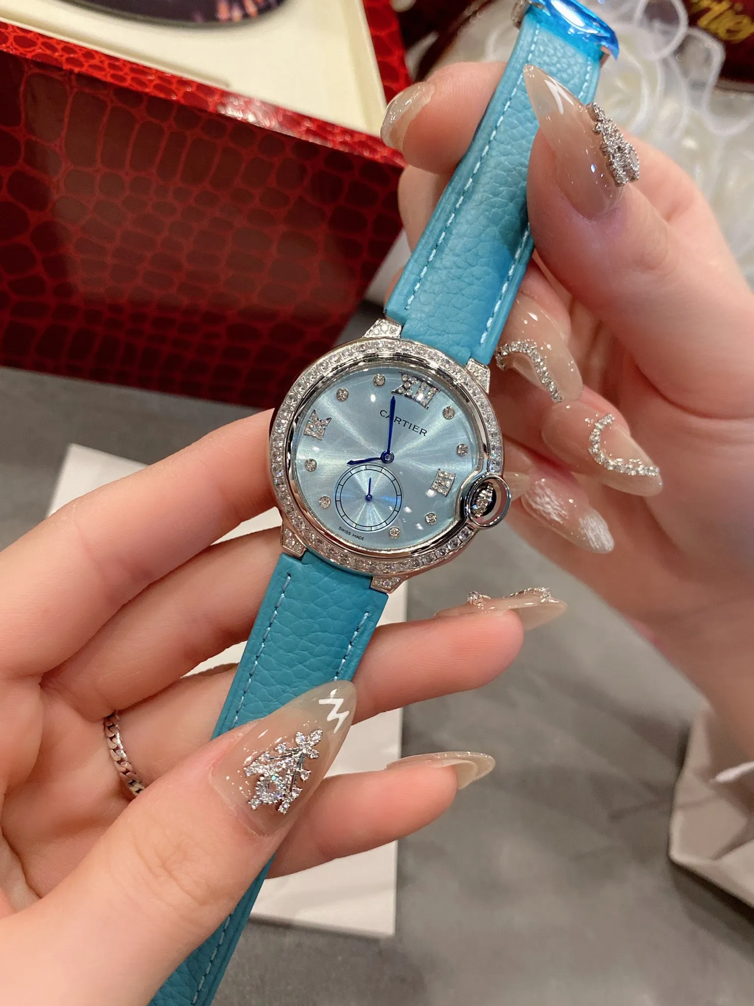【High-end replica】💰1040! Cartier The perfect healing color/very temperamental color, the saturation of the pebbled leather is just right, the delicate sheepskin is super soft and comfortable to wear ✨Natural creamy feel, not too small and fresh, the key is to be super high-end❗️ Cartier blue balloon inlaid with diamond pearl shells🐚 face🌃starry sky movement Luxurious and beautiful in kind💋Swiss quartz size 36mm Highly recommended to buy!
