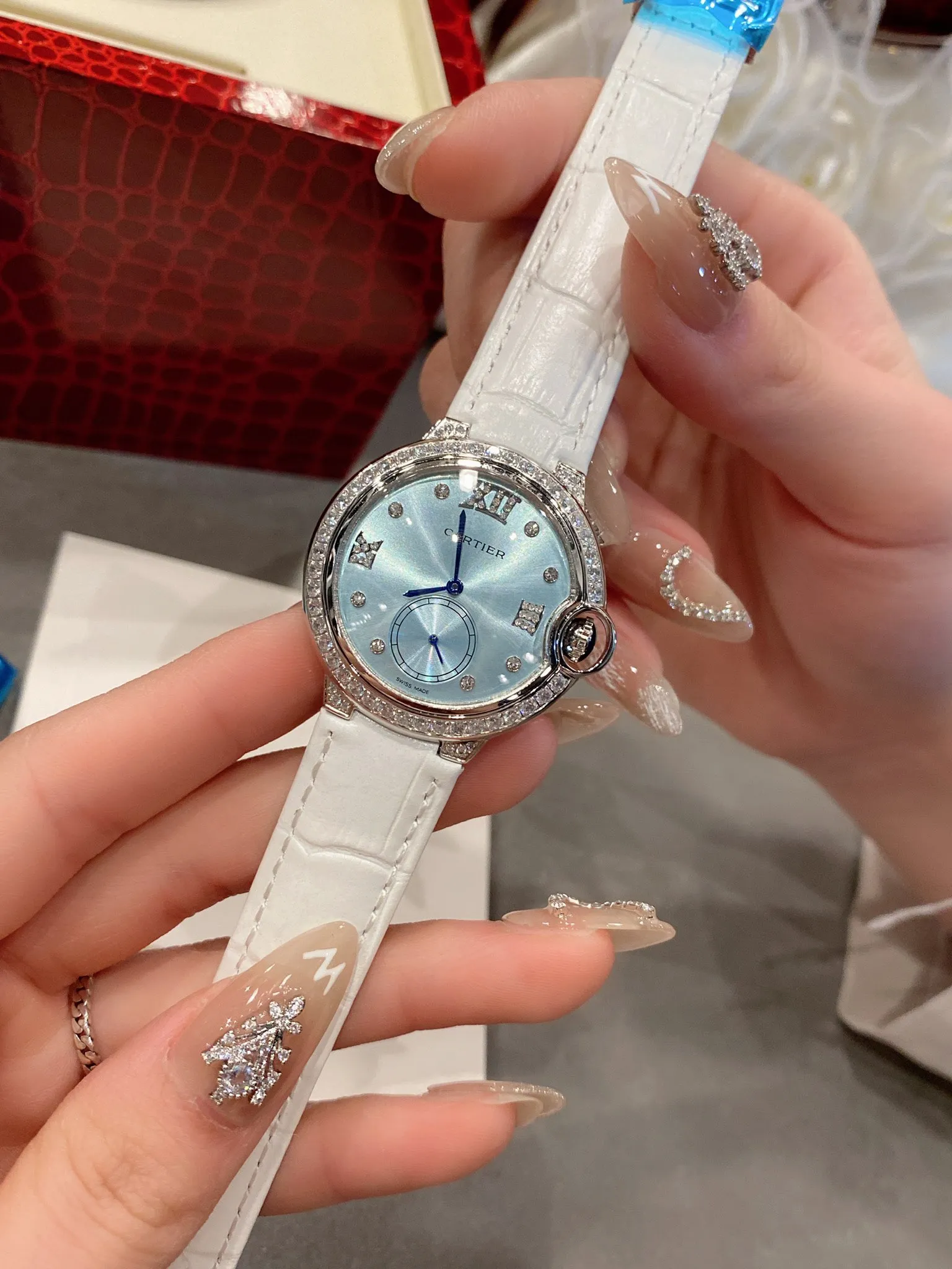 【High-end replica】💰1040! Cartier The perfect healing color/very temperamental color, the saturation of the pebbled leather is just right, the delicate sheepskin is super soft and comfortable to wear ✨Natural creamy feel, not too small and fresh, the key is to be super high-end❗️ Cartier blue balloon inlaid with diamond pearl shells🐚 face🌃starry sky movement Luxurious and beautiful in kind💋Swiss quartz size 36mm Highly recommended to buy!