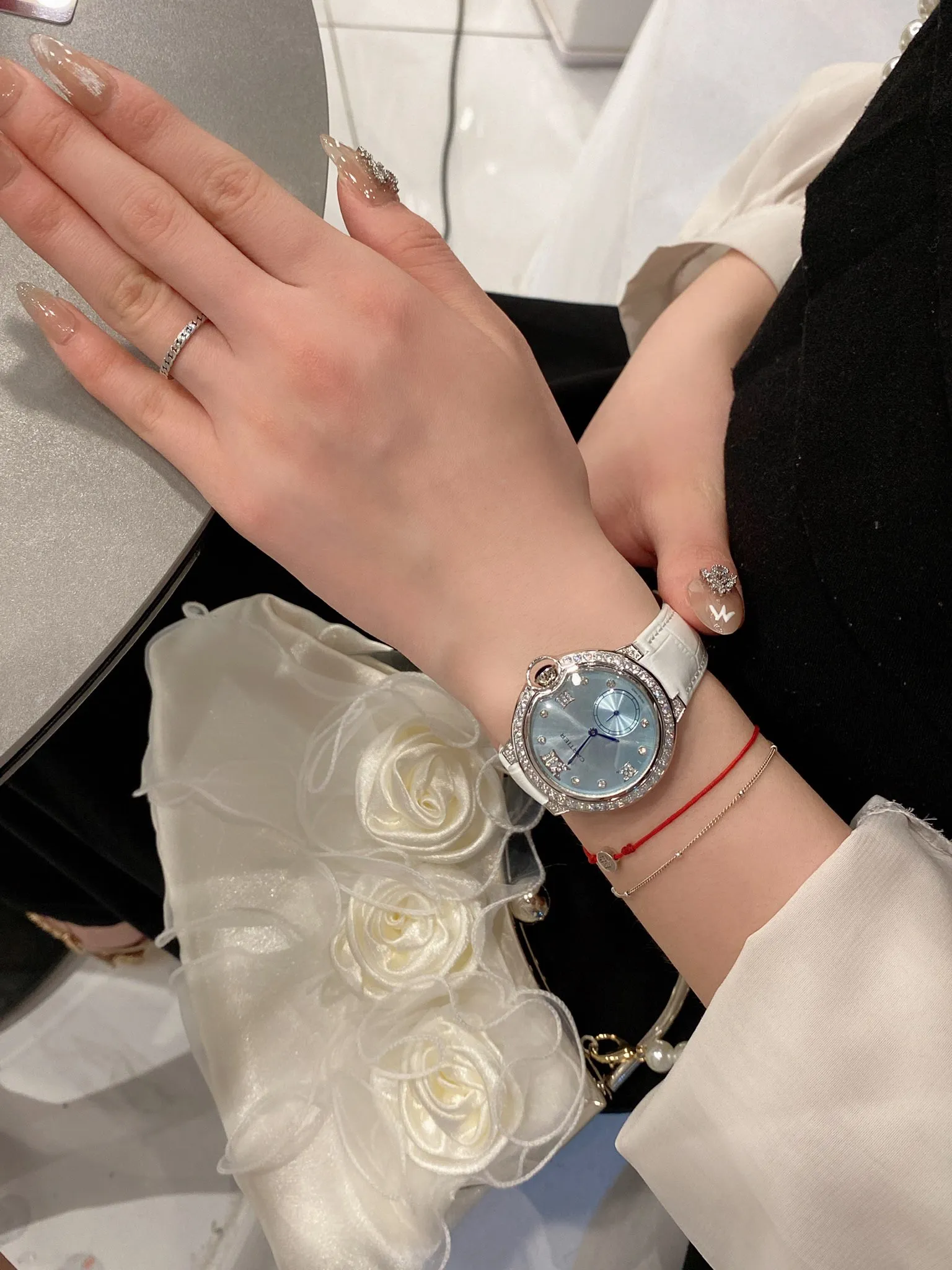 【High-end replica】💰1040! Cartier The perfect healing color/very temperamental color, the saturation of the pebbled leather is just right, the delicate sheepskin is super soft and comfortable to wear ✨Natural creamy feel, not too small and fresh, the key is to be super high-end❗️ Cartier blue balloon inlaid with diamond pearl shells🐚 face🌃starry sky movement Luxurious and beautiful in kind💋Swiss quartz size 36mm Highly recommended to buy!