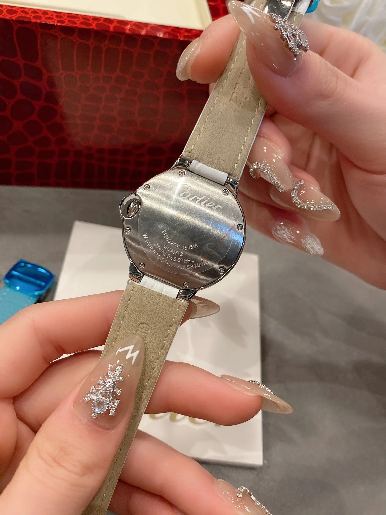 【High-end replica】💰1040! Cartier The perfect healing color/very temperamental color, the saturation of the pebbled leather is just right, the delicate sheepskin is super soft and comfortable to wear ✨Natural creamy feel, not too small and fresh, the key is to be super high-end❗️ Cartier blue balloon inlaid with diamond pearl shells🐚 face🌃starry sky movement Luxurious and beautiful in kind💋Swiss quartz size 36mm Highly recommended to buy!
