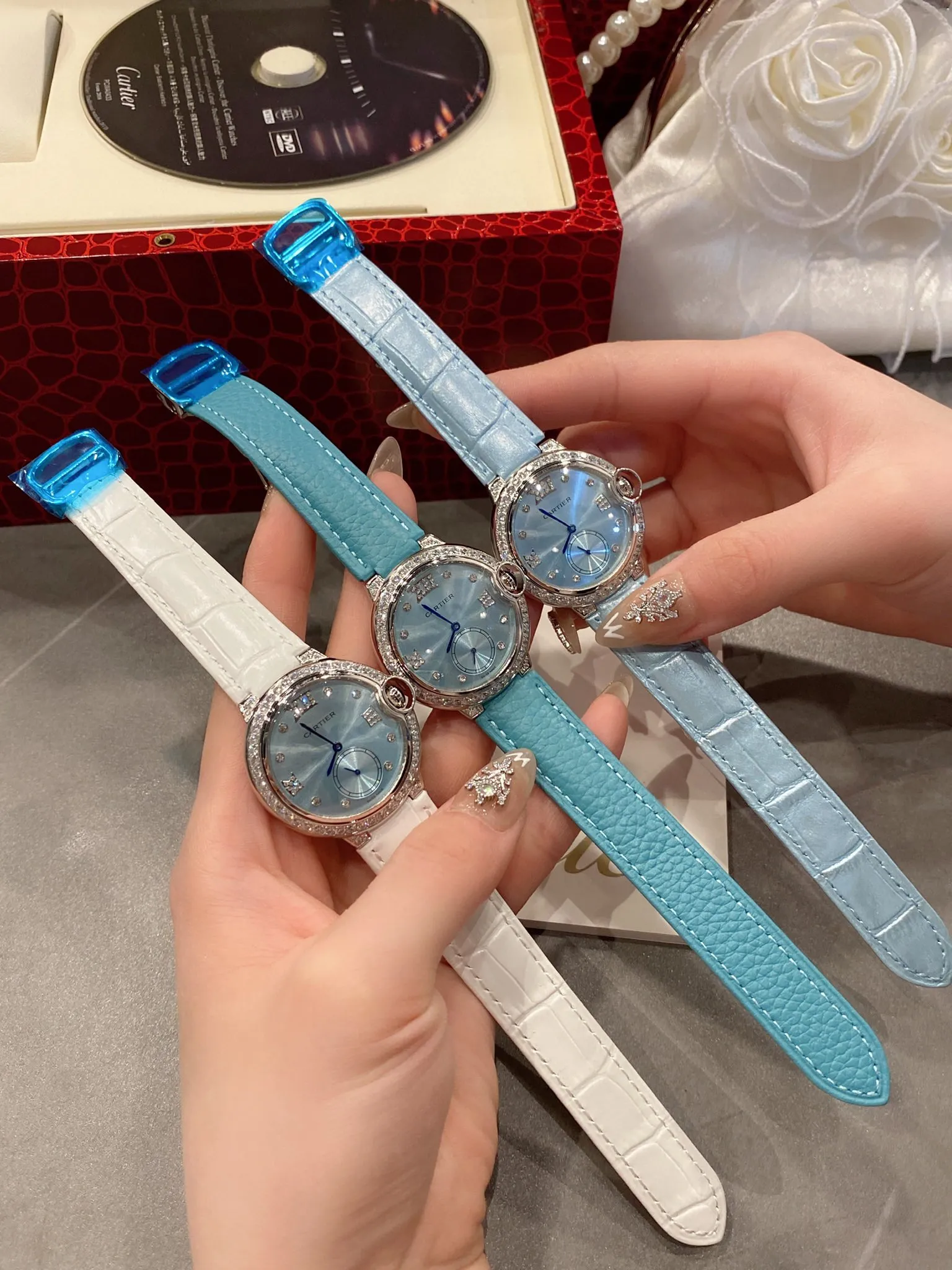 【High-end replica】💰1040! Cartier The perfect healing color/very temperamental color, the saturation of the pebbled leather is just right, the delicate sheepskin is super soft and comfortable to wear ✨Natural creamy feel, not too small and fresh, the key is to be super high-end❗️ Cartier blue balloon inlaid with diamond pearl shells🐚 face🌃starry sky movement Luxurious and beautiful in kind💋Swiss quartz size 36mm Highly recommended to buy!