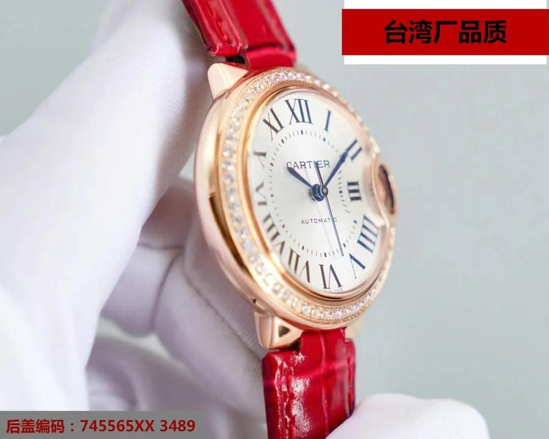 Cartier Blue Balloon Women's Watch This series of watches is famous for its delicate style and elegant style in Cartier watchmaking industry. Of course, this watch must have such characteristics. The color of the stainless steel case makes the watch as light as a balloon, and the blue crown seems to have disobediently deviated from the original planned trajectory, like a playful couple. The Roman numerals on the dial look retro and deep, decorated with guilloche patterns and sword-shaped hands. The entire watch gives people a delicate and considerate feel. Isn’t this what couples need? Built-in: Japan's Citizen fully automatic machine, also with Swiss quartz, water drop (fish eye bubble) sapphire glass mirror, highly waterproof, burnt steel blue pointer color, curvature shape of the crown