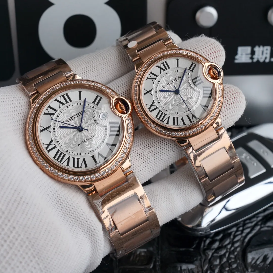Cartier Blue Balloon series, this series of watches is famous for its delicate style and elegant style in Cartier watchmaking industry. Of course, this watch must have such characteristics. The color of the stainless steel case makes the watch as light as a balloon, and the blue crown seems to have disobediently deviated from the original planned trajectory, like a playful couple. The Roman numerals on the dial look retro and deep, decorated with guilloche patterns and sword-shaped hands. The entire watch gives people a delicate and considerate feel. Isn’t this what couples need? Built-in: Japanese Citizen fully automatic machine, water drop (fish eye bubble) sapphire glass mirror, highly waterproof, burnt steel blue pointer color, head curvature⚠Please look for exclusive quality