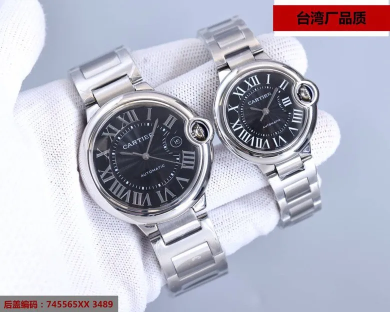 [Top replica] 💰2400 yuan each! The Cartier Blue Balloon V12 version produced in Taiwan is equipped with imported Swiss 2836 movement. This series of watches is famous for its delicate style and elegant style in the Cartier watchmaking industry. Of course, this watch must have such characteristics. The color of the stainless steel case makes the watch as light as a balloon, and the blue crown seems to have disobediently deviated from the original planned trajectory, like a playful couple. The Roman numerals on the dial look retro and deep, decorated with guilloche patterns and sword-shaped hands. The entire watch gives people a delicate and considerate feel. Isn’t this what couples need? Built-in: Imported Swiss 2836 movement, also with Swiss quartz, water drop (fish eye bubble) sapphire glass mirror, depth waterproof to 200 meters, burnt steel blue pointer color, curvature shape of the crown