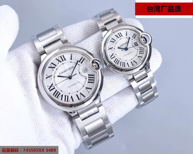 [Top replica] 💰2400 yuan each! The Cartier Blue Balloon V12 version produced in Taiwan is equipped with imported Swiss 2836 movement. This series of watches is famous for its delicate style and elegant style in the Cartier watchmaking industry. Of course, this watch must have such characteristics. The color of the stainless steel case makes the watch as light as a balloon, and the blue crown seems to have disobediently deviated from the original planned trajectory, like a playful couple. The Roman numerals on the dial look retro and deep, decorated with guilloche patterns and sword-shaped hands. The entire watch gives people a delicate and considerate feel. Isn’t this what couples need? Built-in: Imported Swiss 2836 movement, also with Swiss quartz, water drop (fish eye bubble) sapphire glass mirror, depth waterproof to 200 meters, burnt steel blue pointer color, curvature shape of the crown