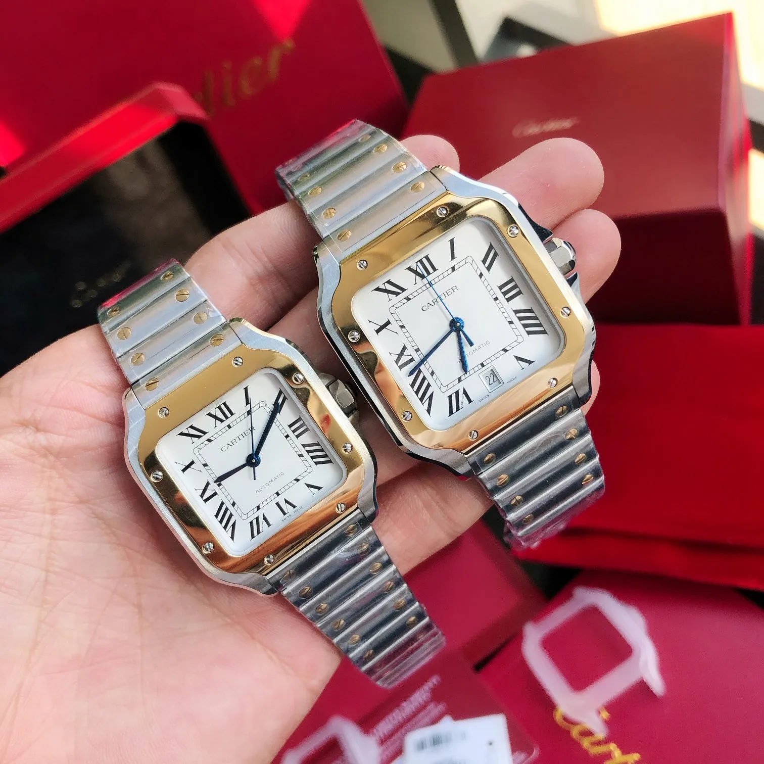 【High-end replica】💰1300! 【Customized all-in-one machine】💰1900! 【Top Replica】💰Private chat! The Cartier Santos de Cartier watch can be said to be the world's first real watch. It has a history of a hundred years. In 1904, Cartier launched a watch that could be worn on the wrist and named it after his close friend Santos. This is the origin of the Santos watch. The so-called "watches" at that time were just some "expedient" watches, which were pocket watches tied to the wrist, with the crown still at 12 o'clock! Santos' pioneering design places the crown at 3 o'clock and inlays a natural spinel on the crown. The blue light has captured the hearts of countless consumers to this day. What I bring to you today is the latest upgraded version of Santos in 2018. It has a new technology upgraded quick-release device. You can remove and remove the strap with just a tap of your bare hands without any tools. The patented technology is unique. It has a 40mm watch diameter, equipped with an imported movement, sapphire mirror, and 100m waterproof. The pictures were taken as top replica real shots!