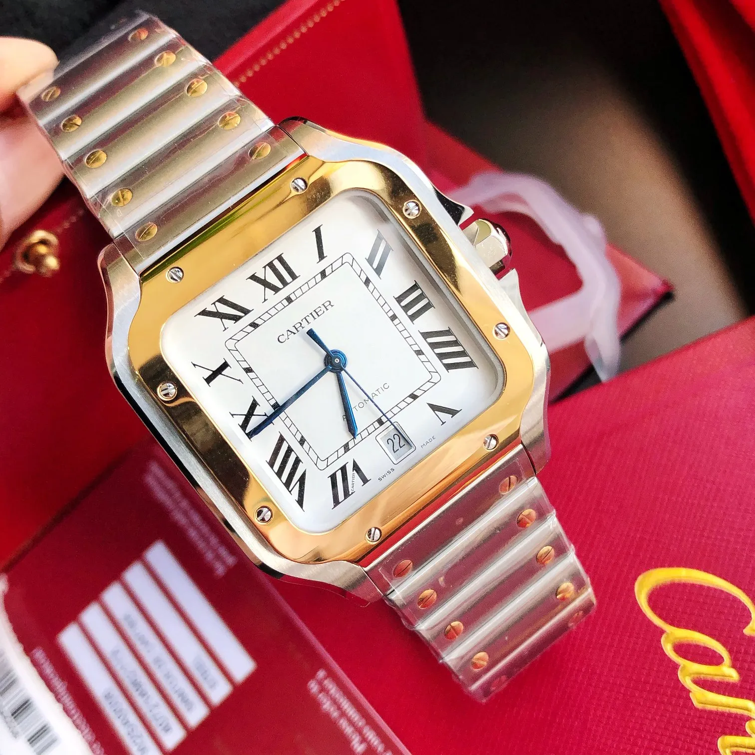 【High-end replica】💰1300! 【Customized all-in-one machine】💰1900! 【Top Replica】💰Private chat! The Cartier Santos de Cartier watch can be said to be the world's first real watch. It has a history of a hundred years. In 1904, Cartier launched a watch that could be worn on the wrist and named it after his close friend Santos. This is the origin of the Santos watch. The so-called "watches" at that time were just some "expedient" watches, which were pocket watches tied to the wrist, with the crown still at 12 o'clock! Santos' pioneering design places the crown at 3 o'clock and inlays a natural spinel on the crown. The blue light has captured the hearts of countless consumers to this day. What I bring to you today is the latest upgraded version of Santos in 2018. It has a new technology upgraded quick-release device. You can remove and remove the strap with just a tap of your bare hands without any tools. The patented technology is unique. It has a 40mm watch diameter, equipped with an imported movement, sapphire mirror, and 100m waterproof. The pictures were taken as top replica real shots!