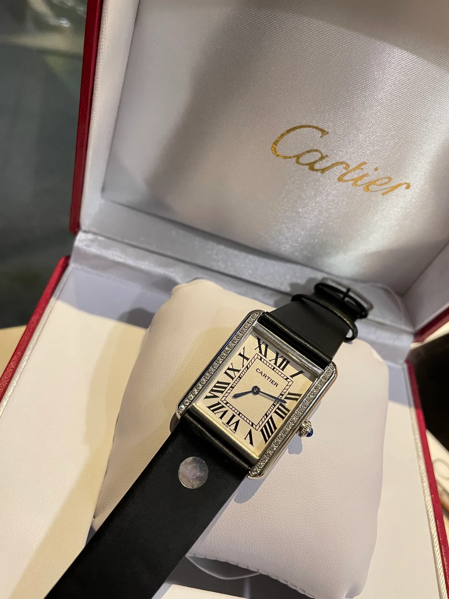 [High-end replica] 💰960 each! Cartier tank series retro watch TANK tank series! The lettering adopts three-dimensional protrusion, 316L stainless steel version, couple watch. Medium size 27MMX34MM, small size 24MMX31MM. The details are polished, the color of the hands, the curvature of the handle, the original pebbled leather belt, the original stainless steel belt, with sticker code, color distribution: white shell, gold shell, rose gold shell, strap colors are complete! Imported movement TankSolo's ingenious work is worth owning!