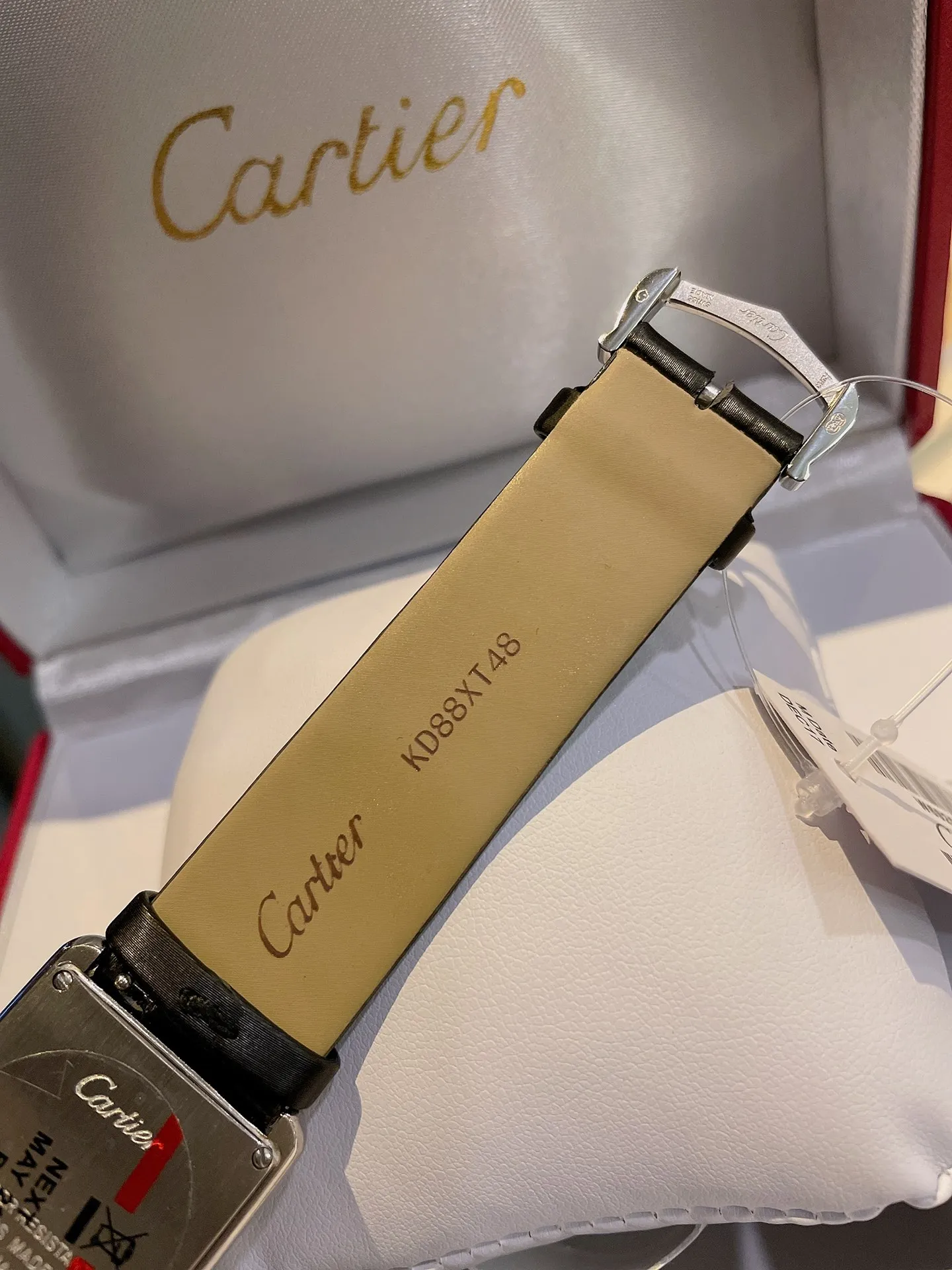 [High-end replica] 💰960 each! Cartier tank series retro watch TANK tank series! The lettering adopts three-dimensional protrusion, 316L stainless steel version, couple watch. Medium size 27MMX34MM, small size 24MMX31MM. The details are polished, the color of the hands, the curvature of the handle, the original pebbled leather belt, the original stainless steel belt, with sticker code, color distribution: white shell, gold shell, rose gold shell, strap colors are complete! Imported movement TankSolo's ingenious work is worth owning!