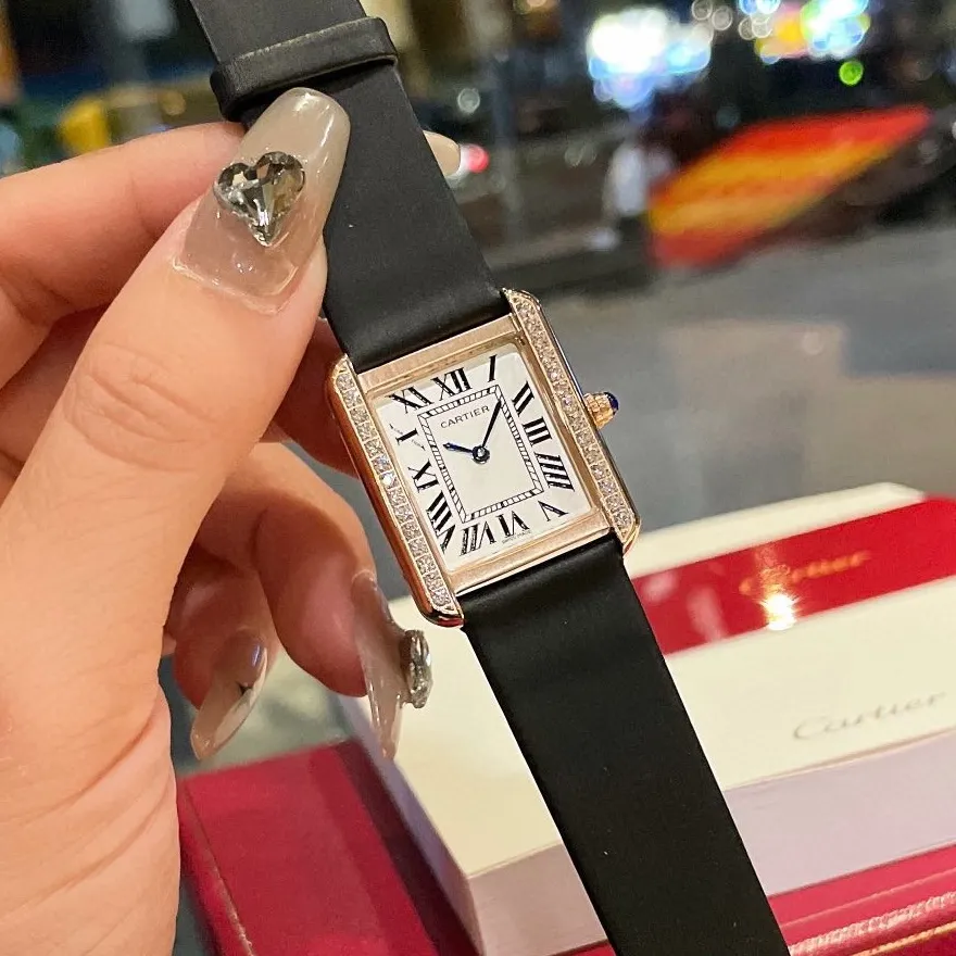 【High-end replica】💰1360! Cartier tank series retro watch TANK tank series! The lettering adopts three-dimensional protrusion, 316L stainless steel version, couple watch, imported Swiss movement, three codes in one. Medium size 27MMX34MM, small size 24MMX31MM. The details are polished, the color of the hands, the curvature of the handle, the original pebbled leather belt, the original stainless steel belt, with sticker code, color distribution: white shell, gold shell, rose gold shell, strap colors are complete! Imported Swiss movement, Sapphire TankSolo’s ingenuity is worth owning!