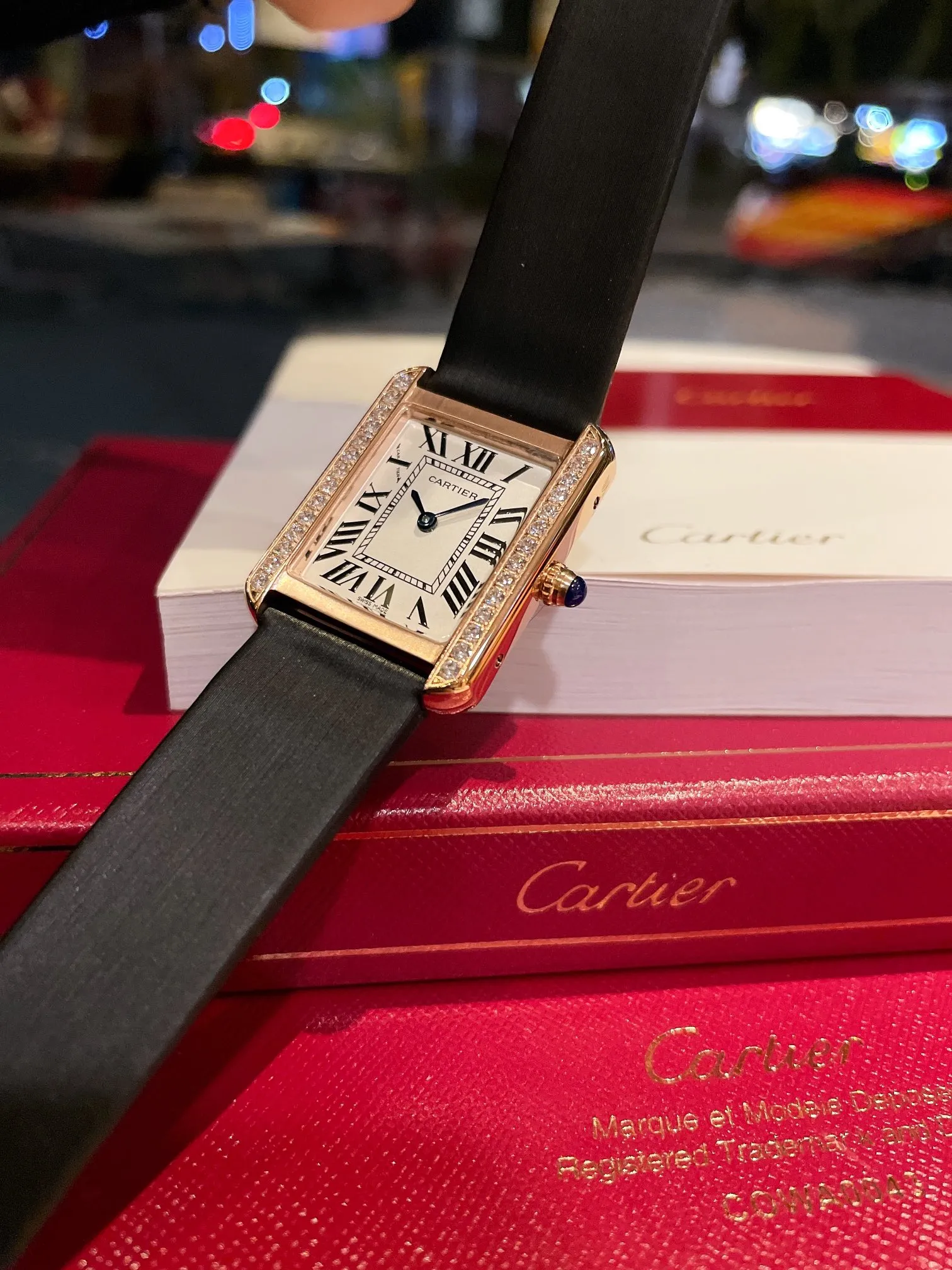 【High-end replica】💰1360! Cartier tank series retro watch TANK tank series! The lettering adopts three-dimensional protrusion, 316L stainless steel version, couple watch, imported Swiss movement, three codes in one. Medium size 27MMX34MM, small size 24MMX31MM. The details are polished, the color of the hands, the curvature of the handle, the original pebbled leather belt, the original stainless steel belt, with sticker code, color distribution: white shell, gold shell, rose gold shell, strap colors are complete! Imported Swiss movement, Sapphire TankSolo’s ingenuity is worth owning!