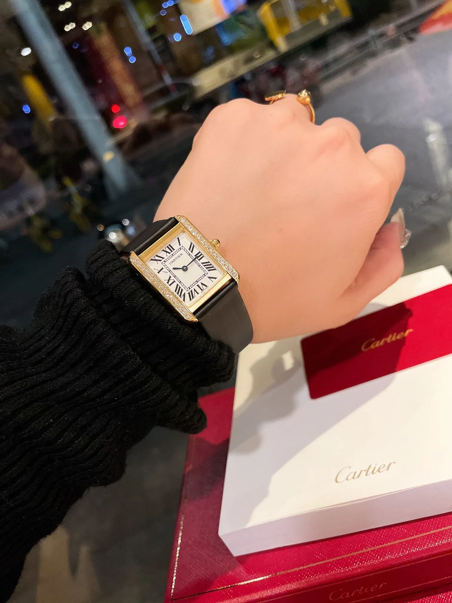 【High-end replica】💰1360! Cartier tank series retro watch TANK tank series! The lettering adopts three-dimensional protrusion, 316L stainless steel version, couple watch, imported Swiss movement, three codes in one. Medium size 27MMX34MM, small size 24MMX31MM. The details are polished, the color of the hands, the curvature of the handle, the original pebbled leather belt, the original stainless steel belt, with sticker code, color distribution: white shell, gold shell, rose gold shell, strap colors are complete! Imported Swiss movement, Sapphire TankSolo’s ingenuity is worth owning!