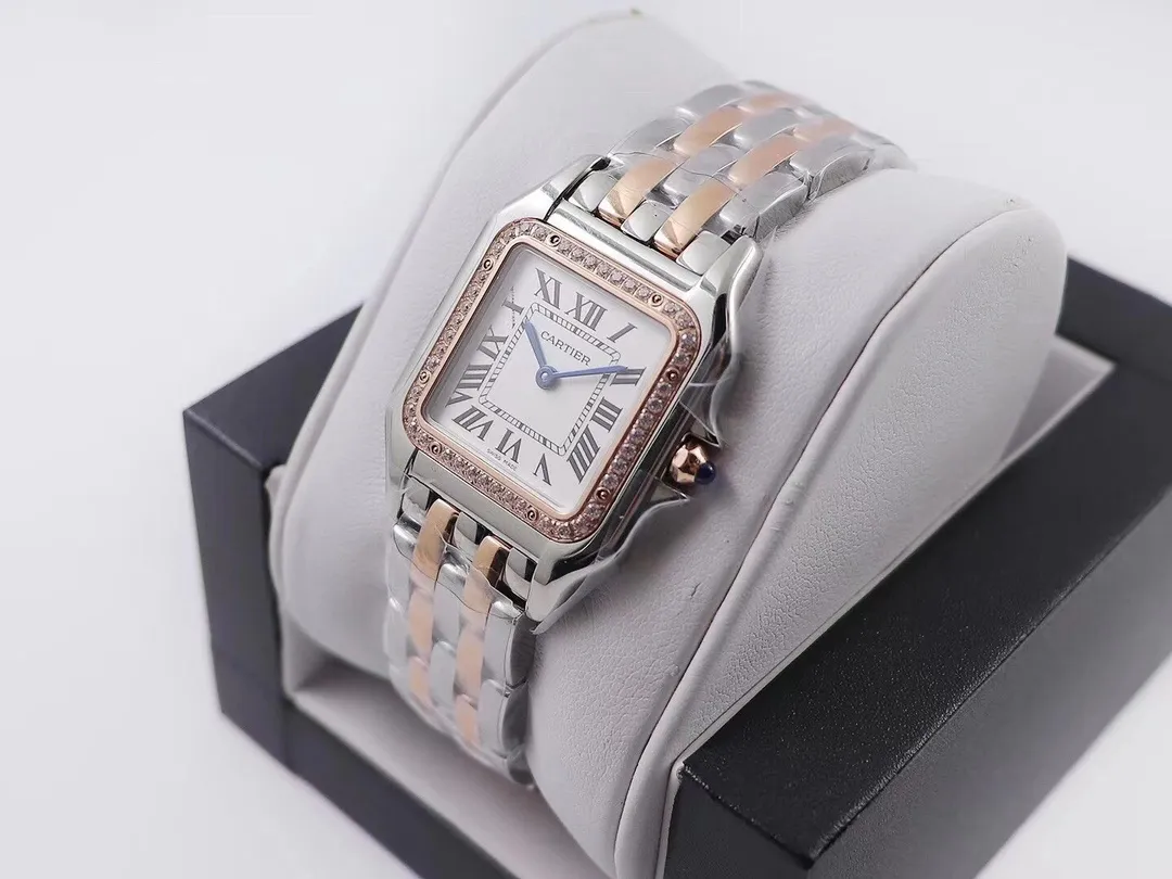 【High-end replica】💰1160! Top replica 💰Private chat! Cartier Panthère de Cartier cheetah watch, gorgeous and unruly, is the aesthetic style conveyed by Panthère de Cartier cheetah. Its lines are smooth, charming, soft and docile on the wrist, as if dancing on the skin. The unique shape highlights a mature, elegant, confident and attractive female image. The case is one-piece, equipped with genuine Swiss quartz movement, 316L stainless steel case, inlaid with diamonds, the handle is inlaid with a synthetic blue spinel, silver-plated dial, sword-shaped blue steel hands, 100% three-degree waterproof, size: 27 x 37 mm, 22*30 mm, two sizes. Each watch has an independent body number. ❄Real shots, welcome to forward!
