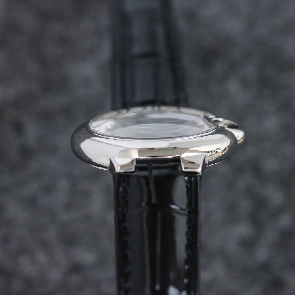【Top replica】💰1920! Cartier Blue Balloon Taiwan Factory 33 mechanical upgrade version, the internal construction is complex structure, grilled steel orchid hands, the head is centered. Thickness 10mm, dark yellow surface. The steel belt shakes Rose's head, and the belt is quick to release. (Look for the bottom cover code 845565xx3489). This series of watches is famous for its delicate style and elegant style in the Cartier watchmaking industry. Of course, this watch must have such characteristics. The color of the stainless steel case makes the watch as light as a balloon, and the blue crown seems to have disobediently deviated from the original planned trajectory, like a playful couple. The Roman numerals on the dial look retro and deep, decorated with guilloche patterns and sword-shaped hands. The entire watch gives people a delicate and considerate feel. Isn’t this what couples need? Internal configuration: Seiko NH05 fully automatic machine, water drop (fish eye bubble) sapphire glass mirror, highly waterproof, curvature shape of the handle