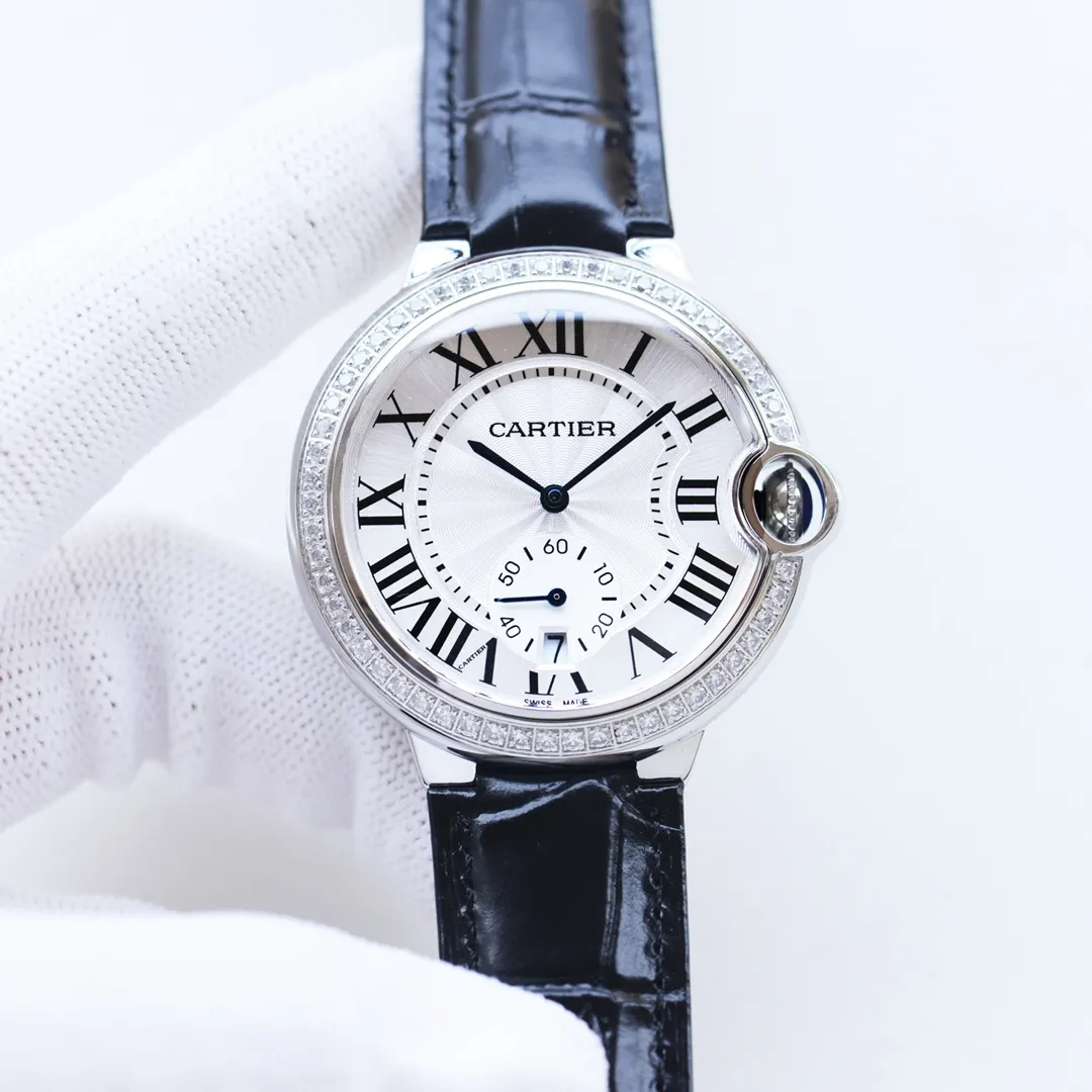 【Customized all-in-one machine】💰1720! Three sizes in one produced by Taiwan factory, size 33mm 36mm 42mmCartier Cartier Blue Balloon Series: The new quartz watch has a two-hand and a half calendar display. The two-hand and a half small seconds dial with calendar function that watch lovers have been waiting for is now on the shelves. Double sapphire glass mirror, 316 stainless steel case, steel blue sword-shaped hands, water drop fisheye effect sapphire mirror 3 o'clock glass opening🈷️Tooth reflection, Italian imported cowhide, 316 original steel belt, size 33mm 36mm42mm (bottom cover coded warranty card and hangtag three codes in one) individually packaged, Xiaohongshu recommends best-selling models, Douyin live broadcast popular models come to Long