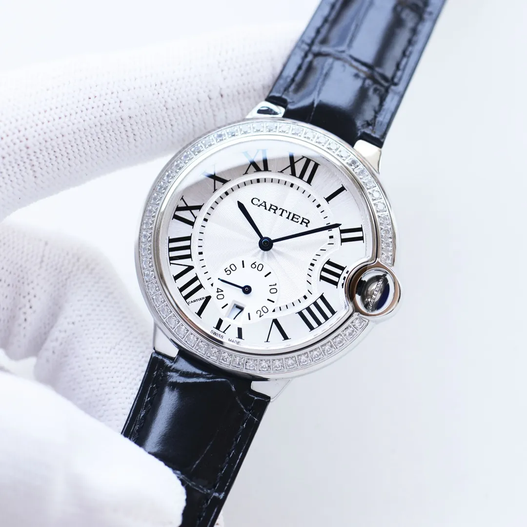 【Customized all-in-one machine】💰1720! Three sizes in one produced by Taiwan factory, size 33mm 36mm 42mmCartier Cartier Blue Balloon Series: The new quartz watch has a two-hand and a half calendar display. The two-hand and a half small seconds dial with calendar function that watch lovers have been waiting for is now on the shelves. Double sapphire glass mirror, 316 stainless steel case, steel blue sword-shaped hands, water drop fisheye effect sapphire mirror 3 o'clock glass opening🈷️Tooth reflection, Italian imported cowhide, 316 original steel belt, size 33mm 36mm42mm (bottom cover coded warranty card and hangtag three codes in one) individually packaged, Xiaohongshu recommends best-selling models, Douyin live broadcast popular models come to Long