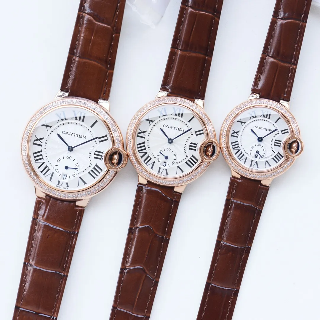 【Customized all-in-one machine】💰1720! Three sizes in one produced by Taiwan factory, size 33mm 36mm 42mmCartier Cartier Blue Balloon Series: The new quartz watch has a two-hand and a half calendar display. The two-hand and a half small seconds dial with calendar function that watch lovers have been waiting for is now on the shelves. Double sapphire glass mirror, 316 stainless steel case, steel blue sword-shaped hands, water drop fisheye effect sapphire mirror 3 o'clock glass opening🈷️Tooth reflection, Italian imported cowhide, 316 original steel belt, size 33mm 36mm42mm (bottom cover coded warranty card and hangtag three codes in one) individually packaged, Xiaohongshu recommends best-selling models, Douyin live broadcast popular models come to Long