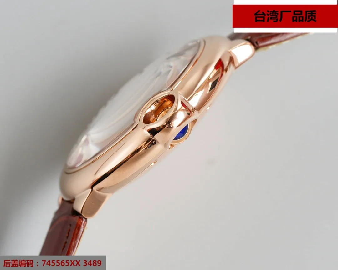 【Top replica】💰2400! Taiwan factory blue balloon V12 version, 42 size 8215 Japanese machine, (look for the bottom cover code 745565xx3489), this series of watches is famous for its delicate style and elegant style in the Cartier watchmaking industry. Of course, this watch must have such characteristics. The color of the stainless steel case makes the watch as light as a balloon, and the blue crown seems to have disobediently deviated from the original planned trajectory, like a playful couple. The Roman numerals on the dial look retro and deep, decorated with guilloche patterns and sword-shaped hands. The entire watch gives people a delicate and considerate feel. Isn’t this what couples need? Built-in: Japan's Citizen fully automatic machine, also with Swiss quartz, water drop (fish eye bubble) sapphire glass mirror, highly waterproof, burnt steel blue pointer color, curvature shape of the crown