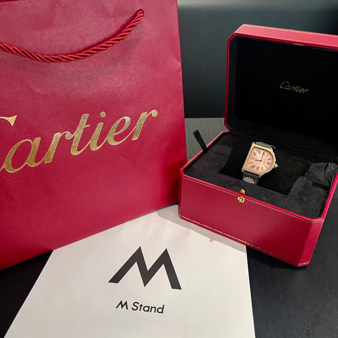 [High-end replica] 💰1120 each! Cartier clock series. The history of the Cartier Cloche watch can be traced back to 1920, and it is one of Cartier's least produced series of works. The watch gets its name from the peculiar shape of the case - it looks like a "desktop bell" when placed horizontally, and Cloche means "bell" in French. This special shape allows the case to stand on the table like a mini clock. Size large 30 mm small 24 mm