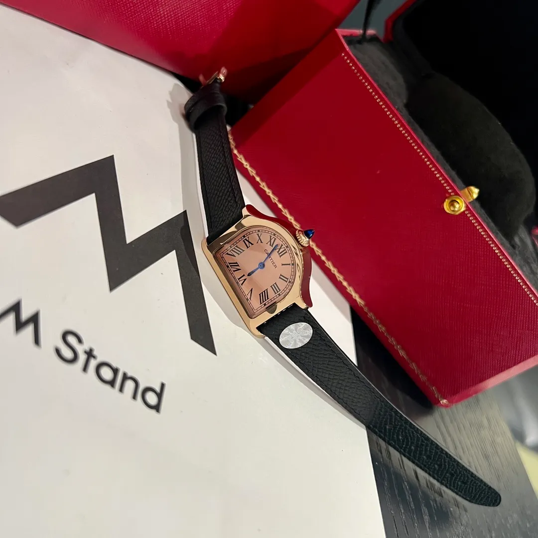 [High-end replica] 💰1120 each! Cartier clock series. The history of the Cartier Cloche watch can be traced back to 1920, and it is one of Cartier's least produced series of works. The watch gets its name from the peculiar shape of the case - it looks like a "desktop bell" when placed horizontally, and Cloche means "bell" in French. This special shape allows the case to stand on the table like a mini clock. Size large 30 mm small 24 mm