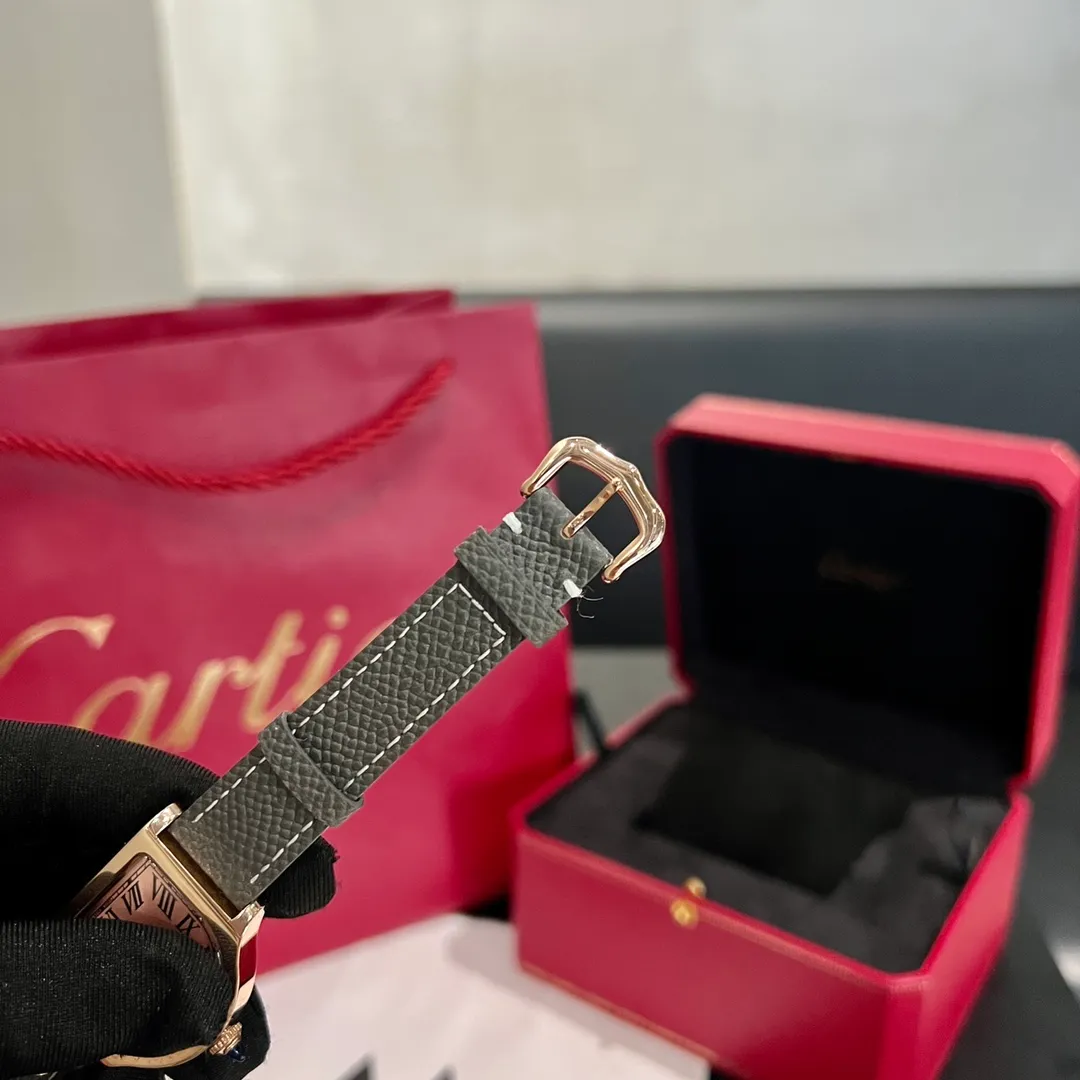 [High-end replica] 💰1120 each! Cartier clock series. The history of the Cartier Cloche watch can be traced back to 1920, and it is one of Cartier's least produced series of works. The watch gets its name from the peculiar shape of the case - it looks like a "desktop bell" when placed horizontally, and Cloche means "bell" in French. This special shape allows the case to stand on the table like a mini clock. Size large 30 mm small 24 mm