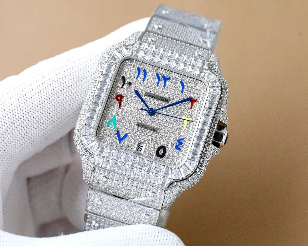 The new Cartier Santos Gypsophila is coming! The entire bezel is inlaid with ashlar, and all diamond colors on the text can be matched and interchanged at will. The most outstanding thing is the T-square inlaid bezel, which is extremely difficult and extremely complex. The machine uses the most advanced and top-notch inlay technology. The details of the workmanship of the big factory and the diamond inlay effect are of first-class quality. The actual product shall prevail. 📛Key Points 1️⃣ Key details of this watch. There are no screws in the steel band ring. It has been updated and replaced with diamonds instead of screws. The whole watch looks more upscale and noble. The overall craftsmanship makes the whole watch look very stunning. In order to achieve the screw-free steel band ring, the effect has gone through countless attempts to maintain the thickness of the original strap while ensuring a perfect inlay effect; 1. Made of 904 stainless steel, size 40mm, using stable 2836 movement, stable running time! 2. Swiss-made fired steel hands, equipped with blue glass anti-reflective white film/anti-glare/anti-handprint. 3. The entire watch is hand-set with 4555 diamonds, shining at 360 degrees without blind spots. It is the most set of gems so far. Luxury can no longer be completely summarized, it is more about nobility + dazzling. It is absolutely yyds to wear. The strap without screws, the diamond strap, and the sparkling strap are very snug and comfortable! Welcome to taste it🔥Top-quality products, the best products are constantly coming🔥