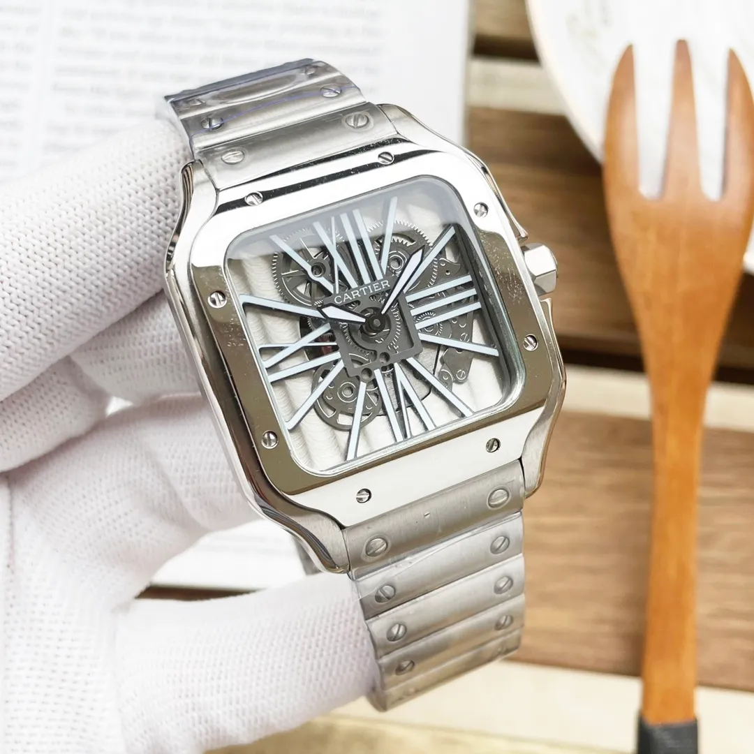 【Customized all-in-one machine】💰1440! Cartier Santos (Men's Favorite) Quartz Movement Type: Santos Series (Sales Champion) Strap: 316L fine steel strap Case: Made of 316L fine steel, the "water chestnut, curvature, sand, and stitching" are all polished with the same craftsmanship as the genuine product. This effect cannot be achieved. Mirror: sapphire mirror Movement: hollow quartz movement Size: 39*47.5 Thickness 11MM